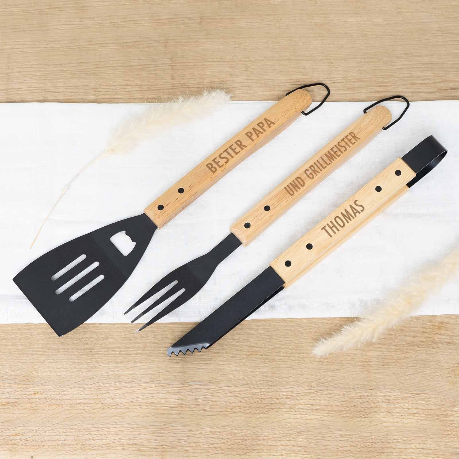 hellomini Grillbesteck-Set Grillbesteck Set "Arne" Geschenk zum Vatertag, (3 tlg), Personalisierbar mit Namen, Grillzange, Fleischwender, Gabel