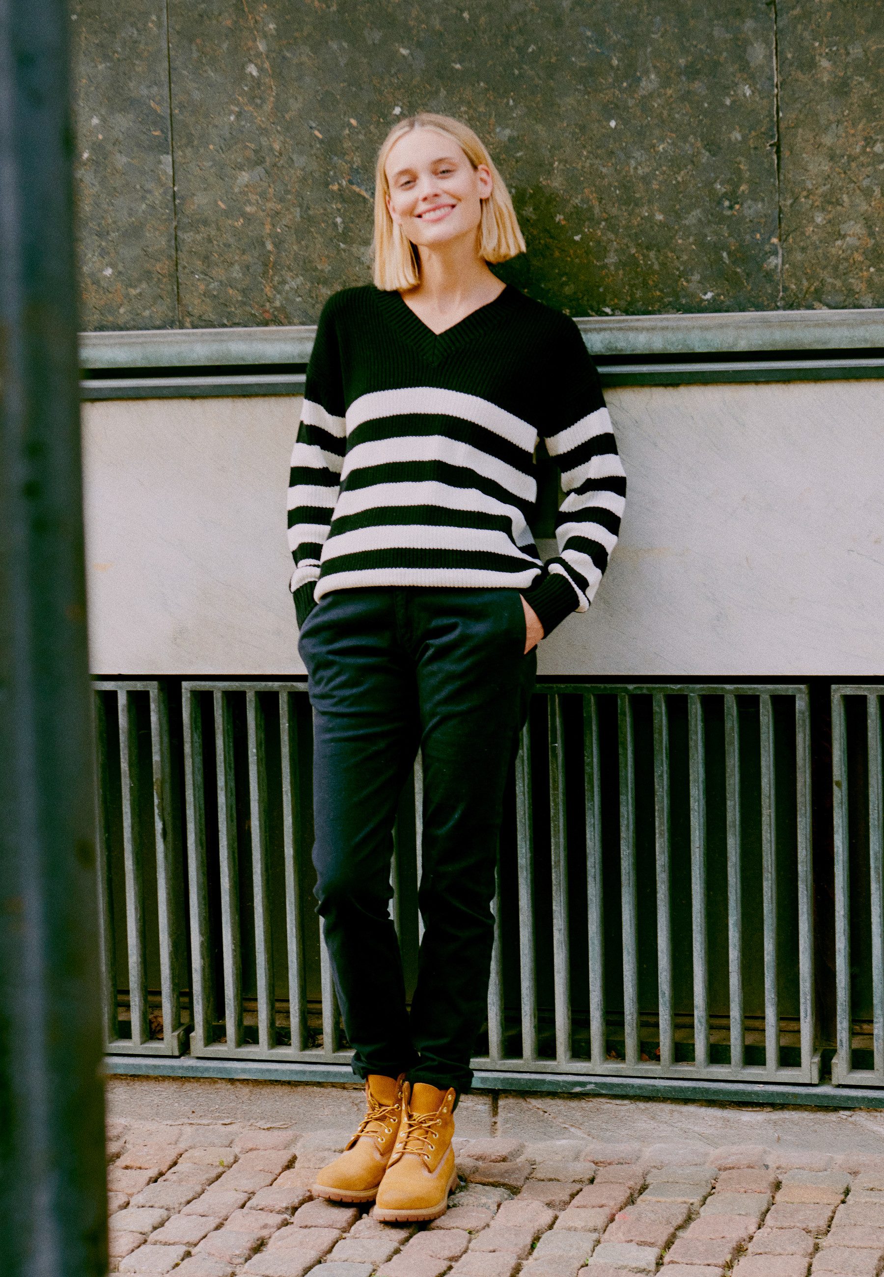 OXMO V-Ausschnitt-Pullover OXKalane Modischer Pullover mit Streifen