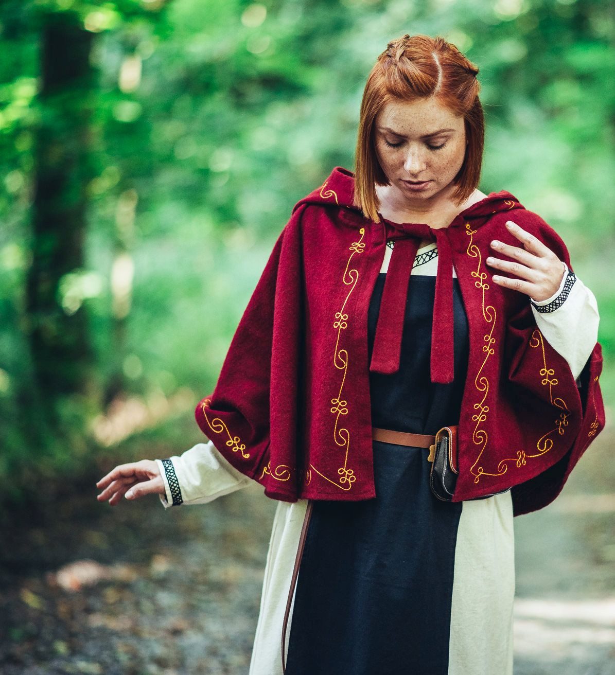 Leonardo Carbone Wikinger-Kostüm Wollgugel "Runa" mit Stickerei, lange Kapuze zum Binden, kunstvolle Verzierungen