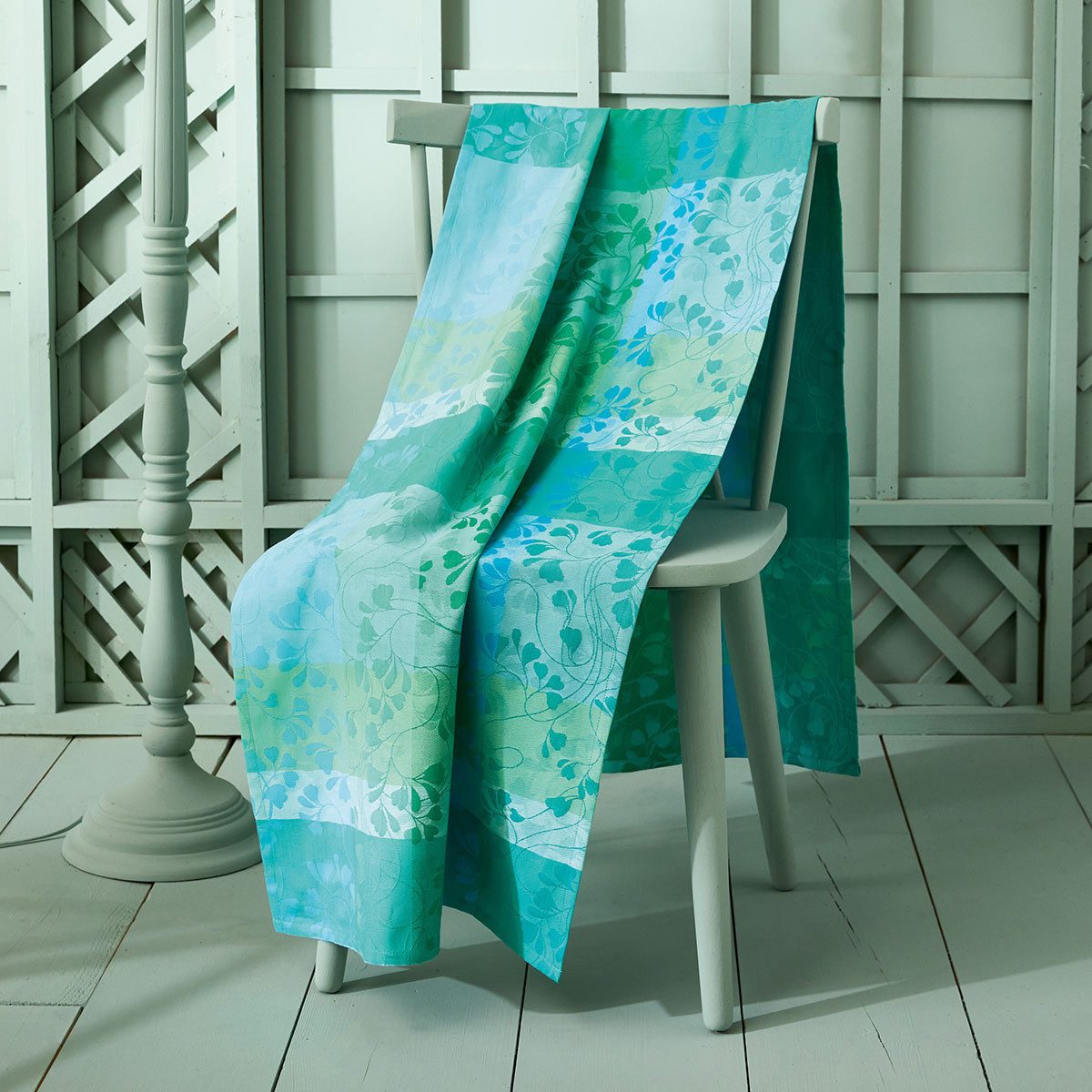 Garnier Thiebaut Tischläufer Tischläufer Mille Feuillages Turquoise 55x180 cm, jacquard-gewebt