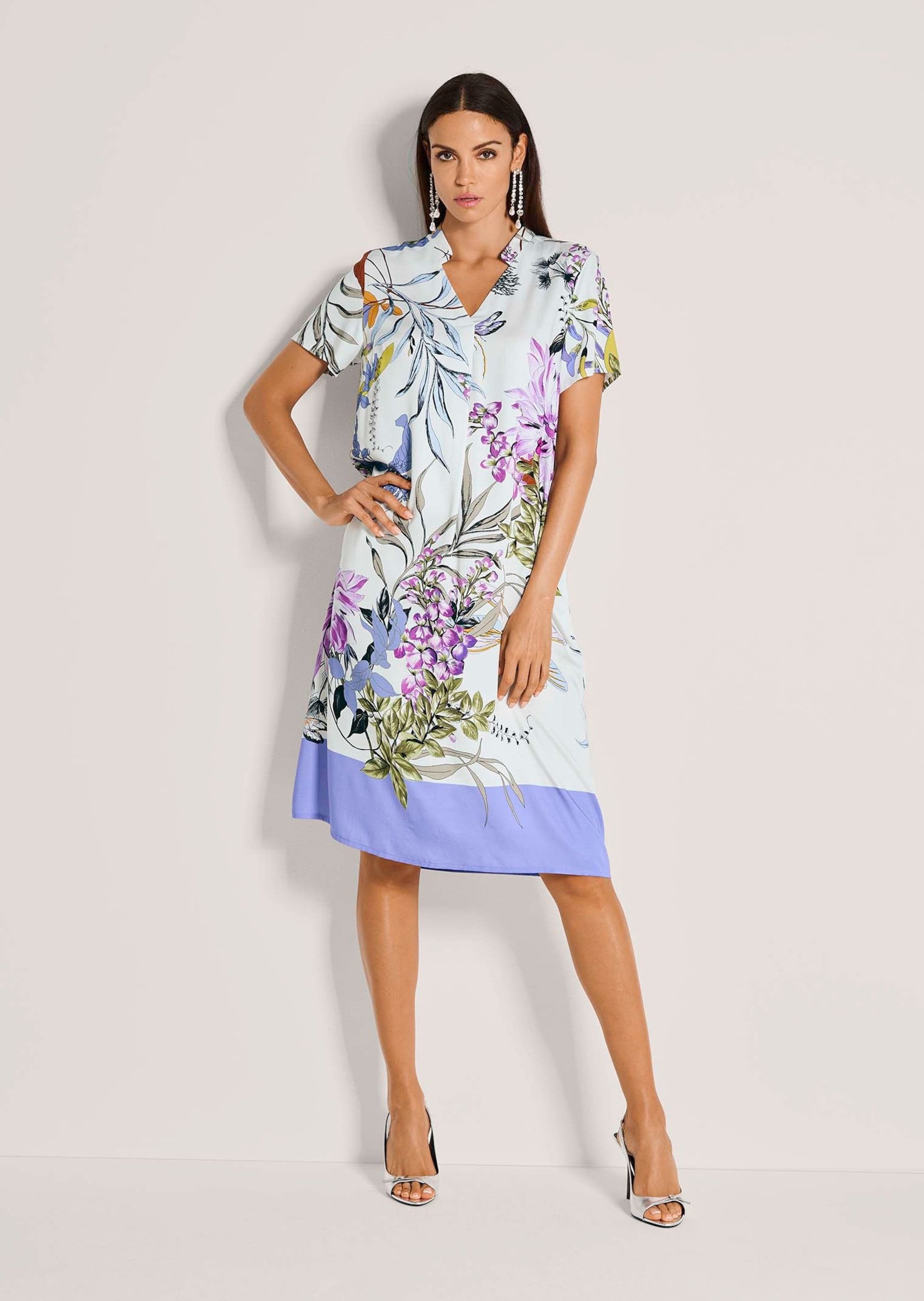 MADELEINE Midikleid Druckkleid mit floralem Muster Midikleid mit Stehkragen, V-Ausschnitt, Kurzarm und Knielänge