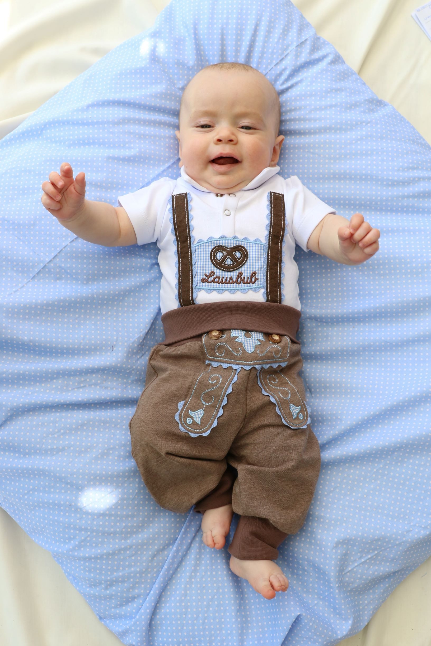 P.Eisenherz Kurzarmbody Babyhose im Lederhosenstil mit hellblauer Stickerei mit elastischem Hosenbund