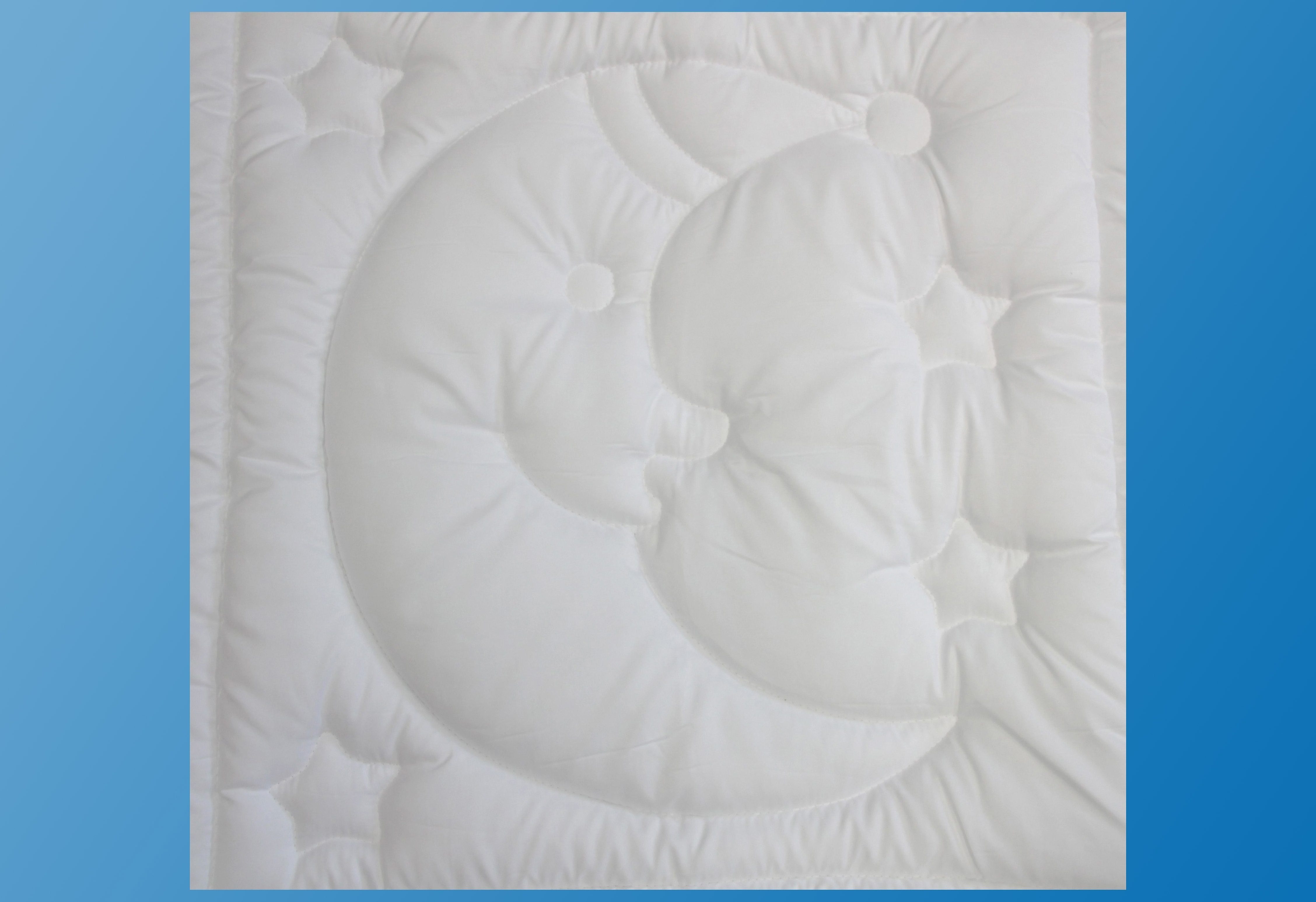 Dreams Kunstfaserbettdecke + Kopfkissen Mond und Sterne, Füllung: silikonisierte Hohlfaser, Bezug: Microfaser, Praktisches Set für Babys und Kleinkinder