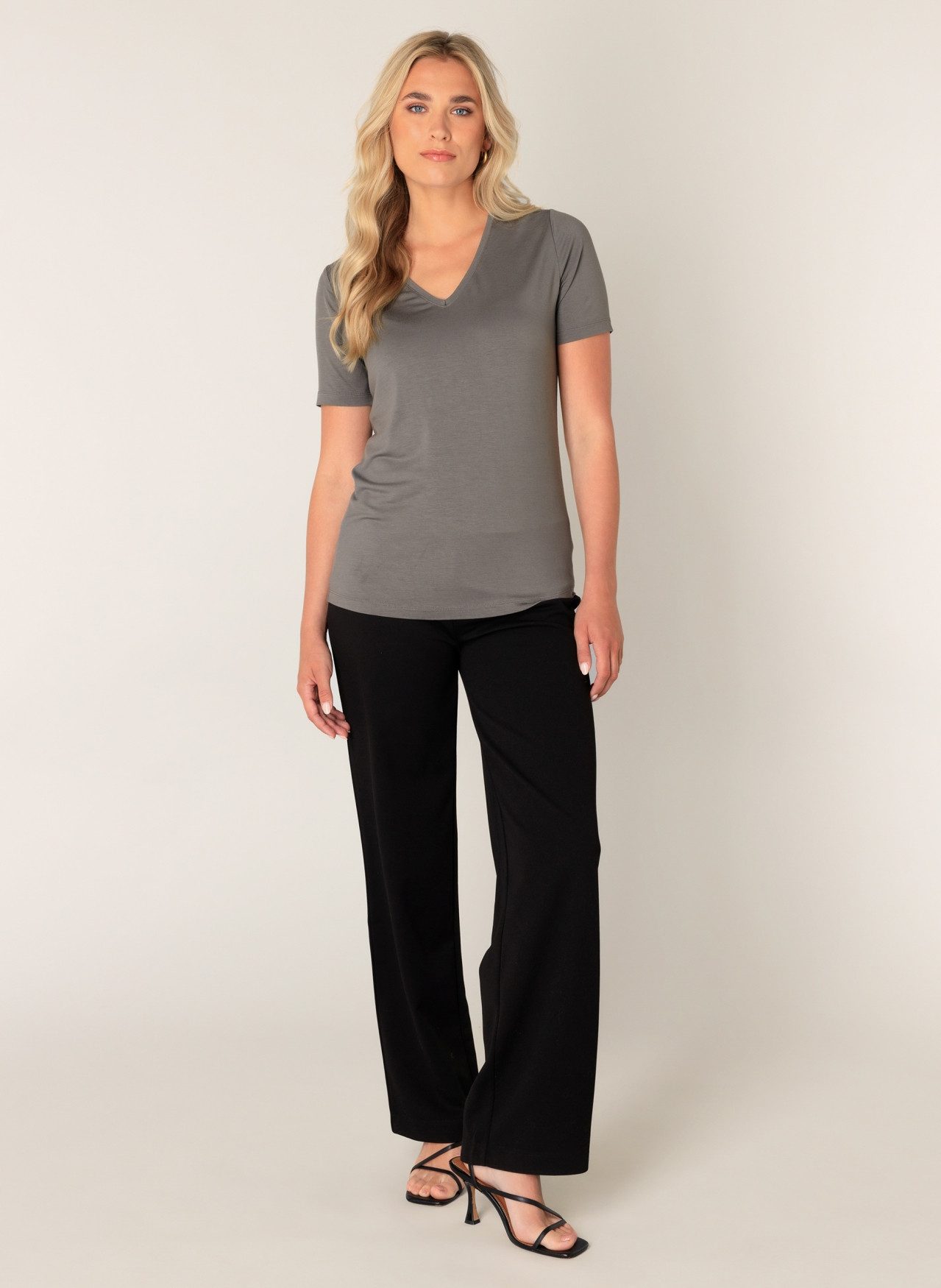 Base Level T-Shirt Yanic mit V-Ausschnitt