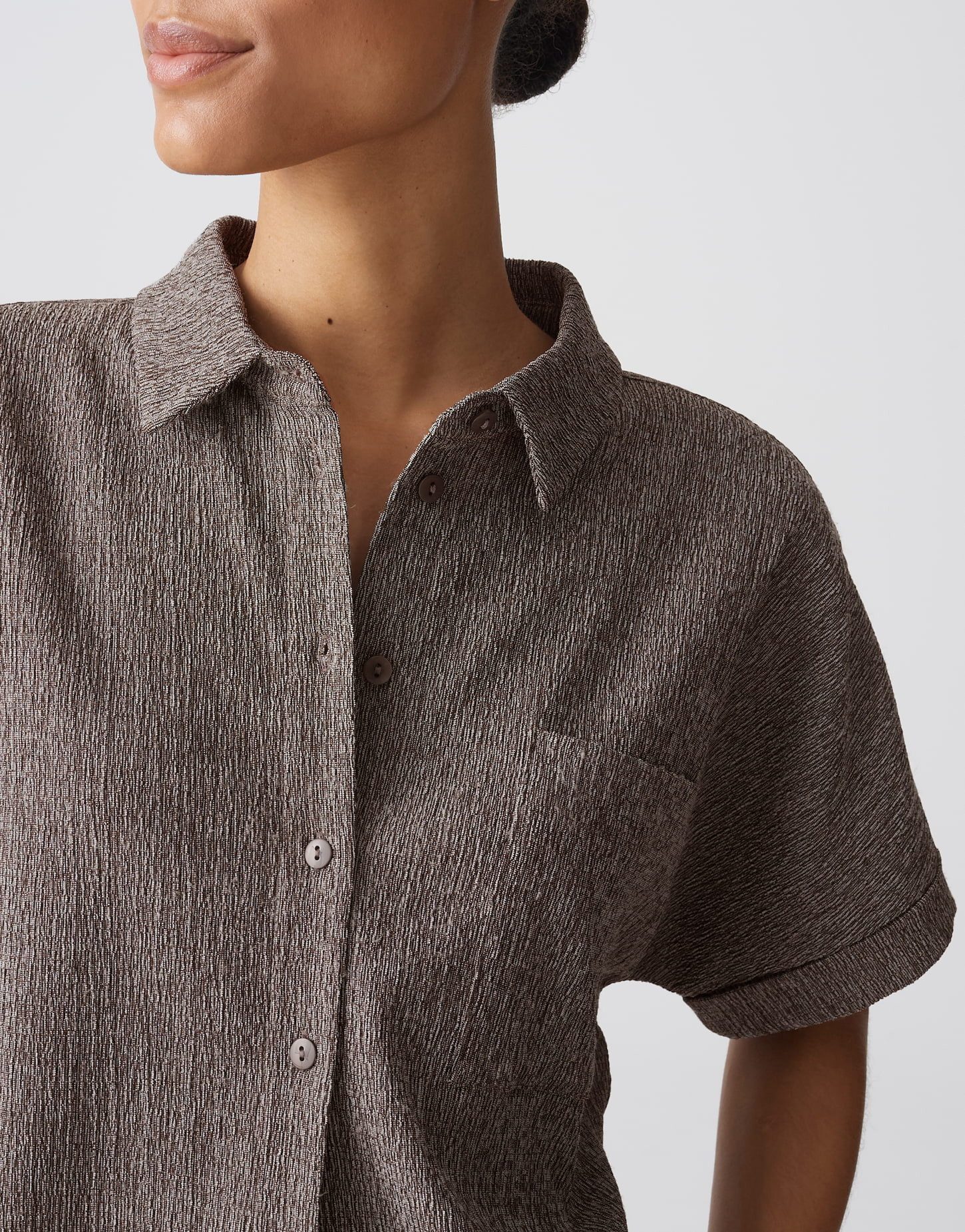 OPUS Kurzarmshirt Soasi aus fester Webware mit Mélange Effekt Die Brusttasche verleiht dem Look lässigen Utility Charakter – Bild 4 von 5
