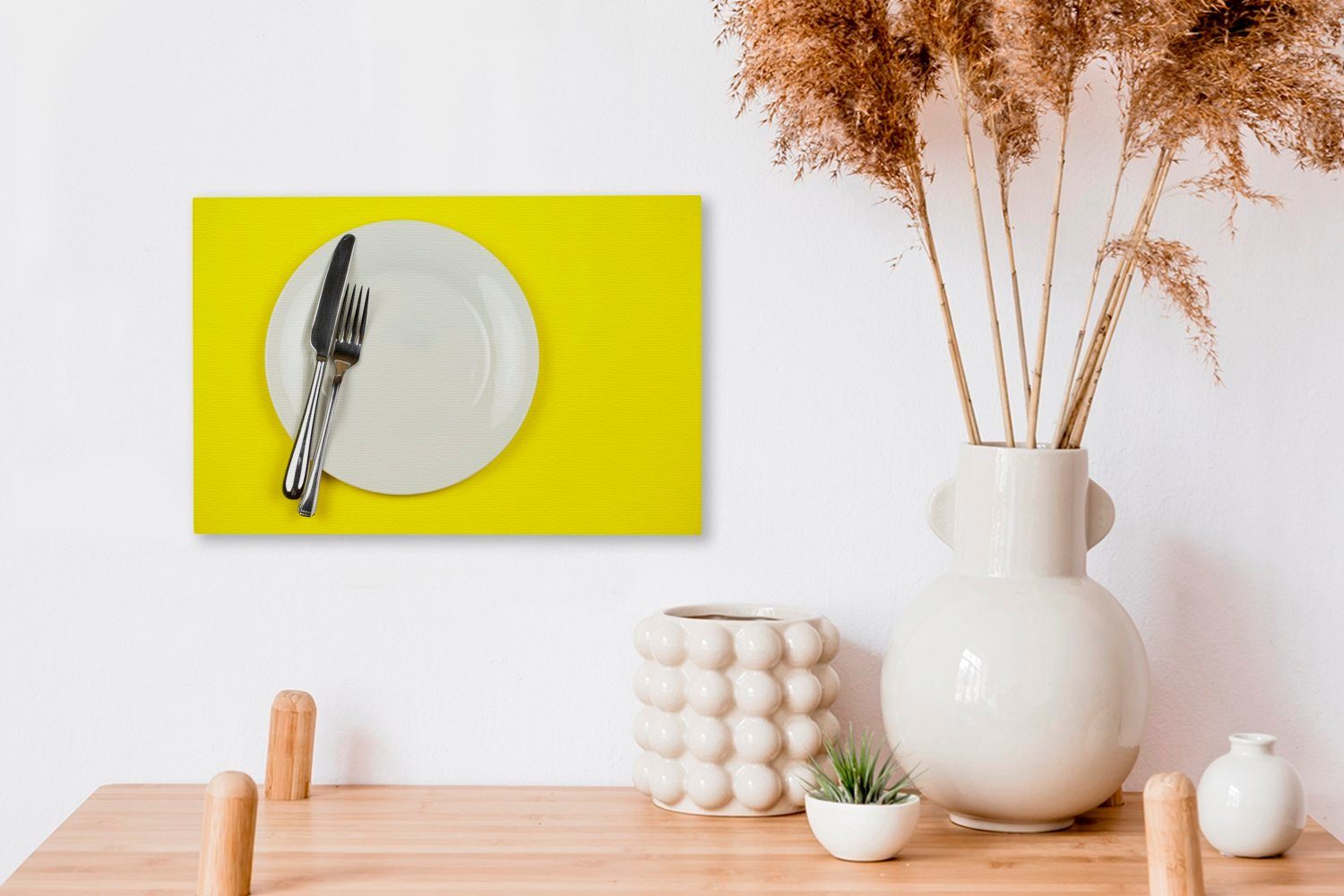 cm Aufhängefertig, St), Messer (1 Teller Hintergrund, und Gabel mit 30x20 Wandbild OneMillionCanvasses® Leinwandbild auf Wanddeko, eine einem Ein Leinwandbilder, gelbem