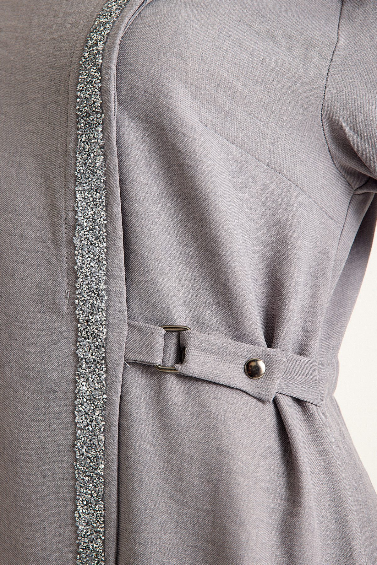 fashionshowcase Tunikakleid Abaya Kleid mit Schmuckdetails – Modest Fashion Steindetails und Kordeldetail, figurschmeichelnder Schnitt – Bild 5 von 5