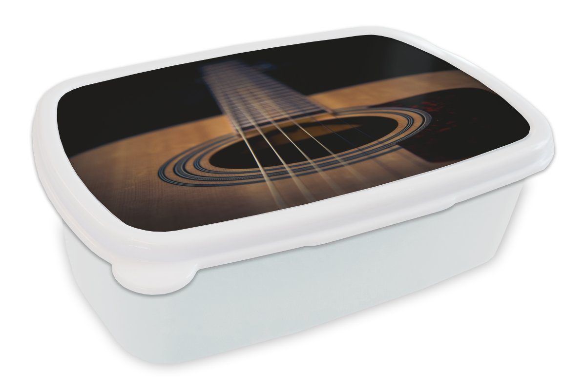 MuchoWow Lunchbox Nahaufnahme einer akustischen Gitarre auf schwarzem Hintergrund, Kunststoff, (2-tlg), Brotbox für Kinder und Erwachsene, Brotdose, für Jungs und Mädchen weiß