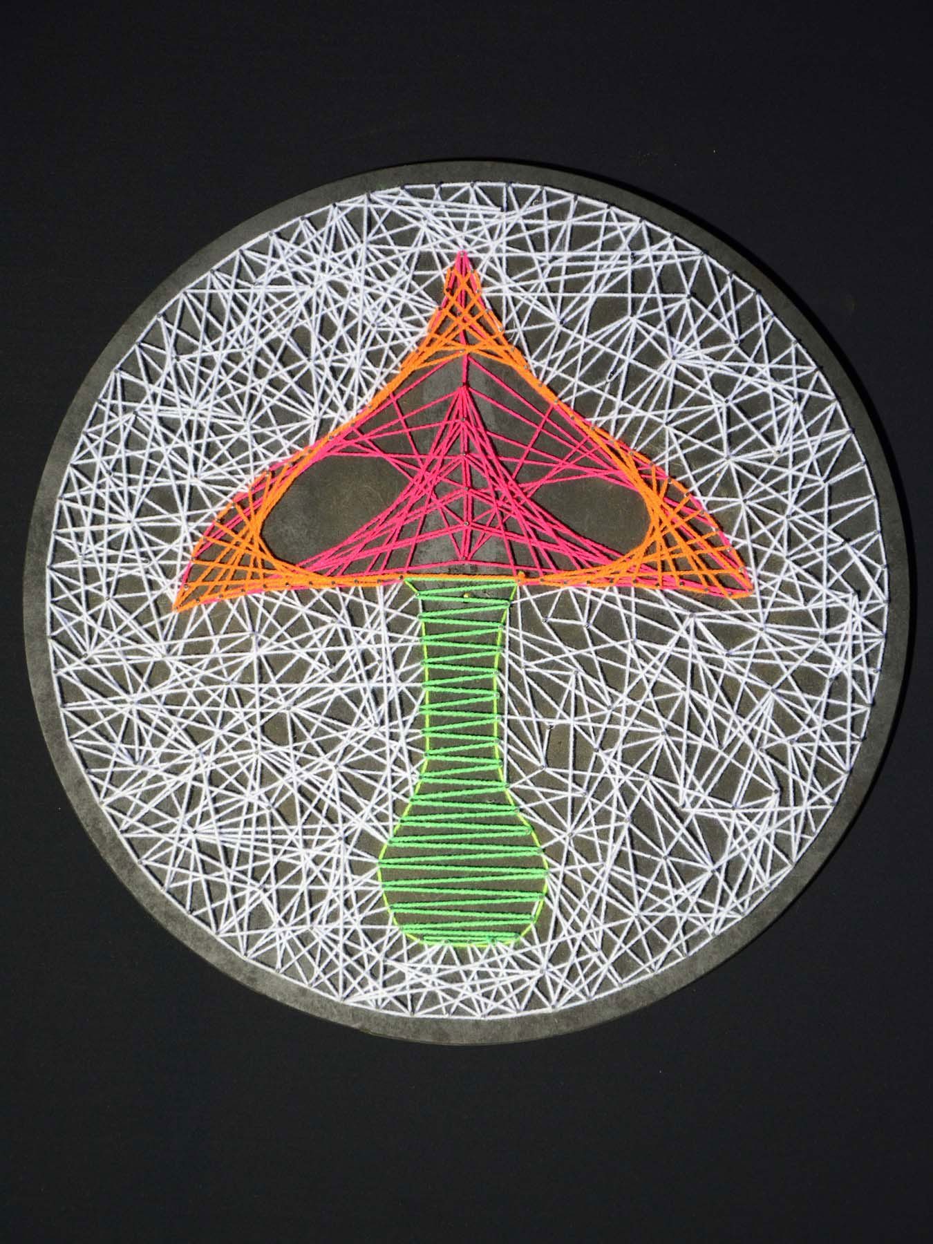 PSYWORK Dekoobjekt Schwarzlicht 2D StringArt Fadendeko Kreis "Fluo Mushroom", 40cm, UV-aktiv, leuchtet unter Schwarzlicht | Deko-Objekte