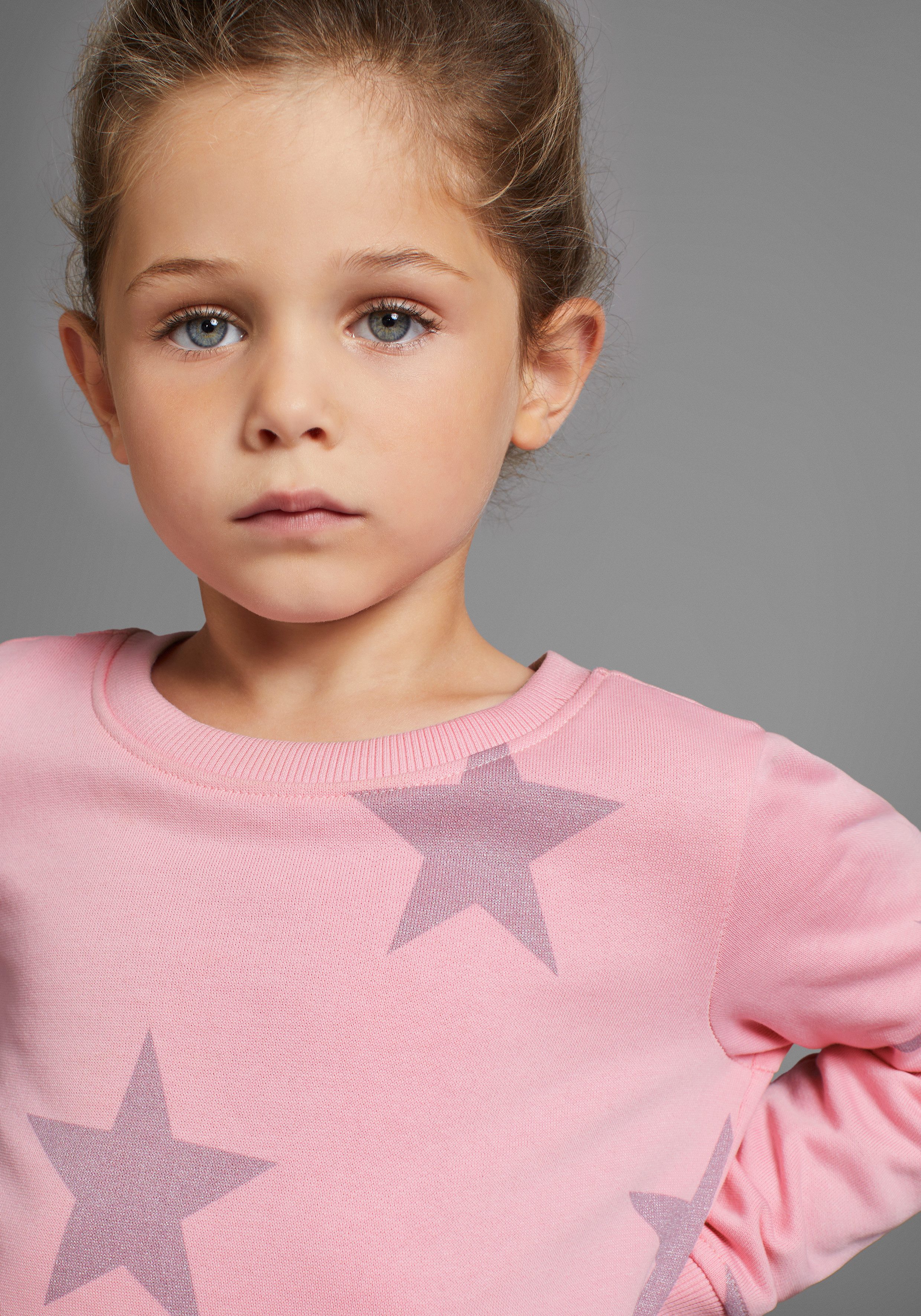 KIDSWORLD Sweatkleid Sterne-Allover Kleid für kleine Mädchen Sweatkleid mit Glitzerdruck