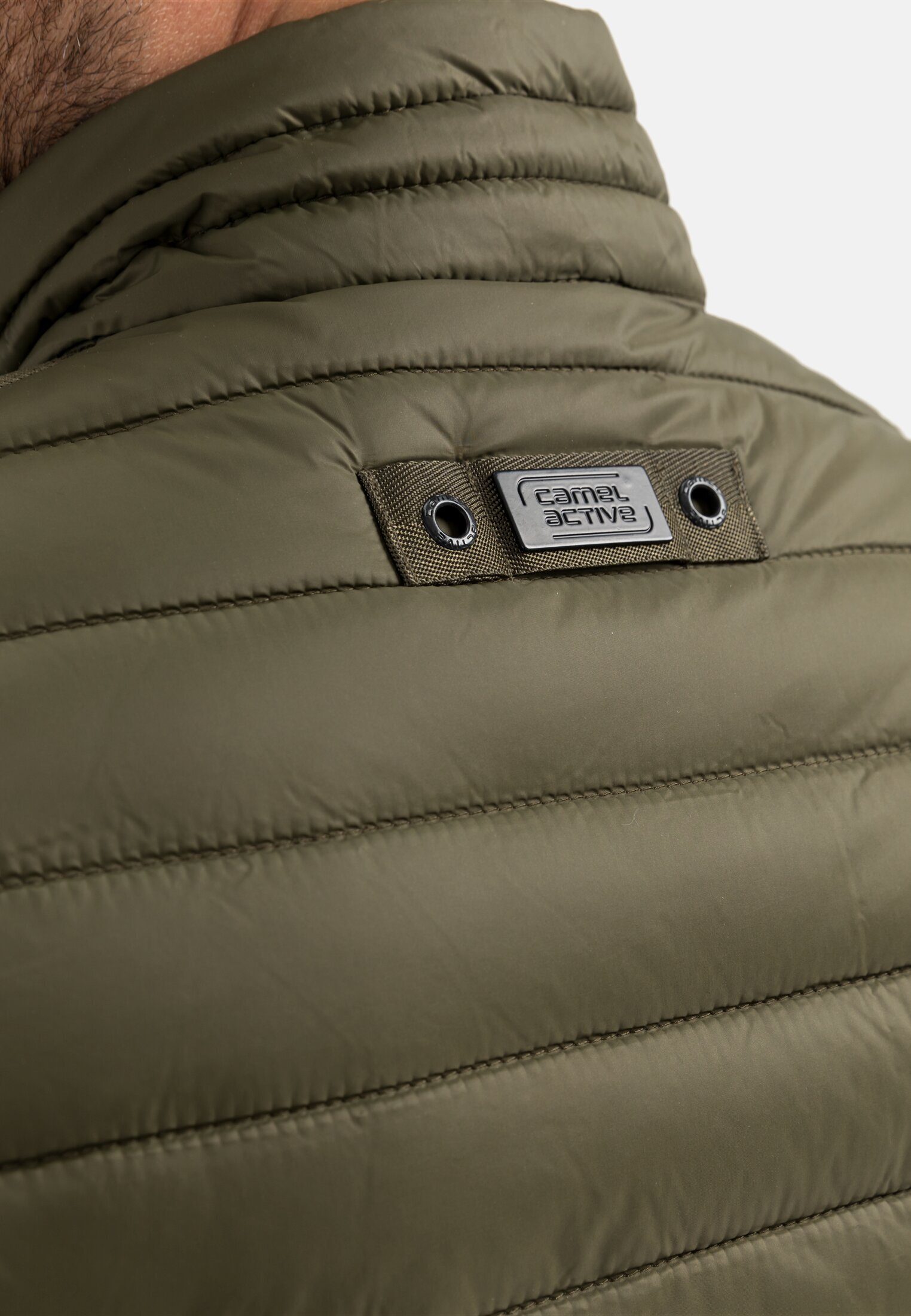 camel active Steppweste mit horizontaler Steppung aus recyceltem Polyester mit Stehkragen