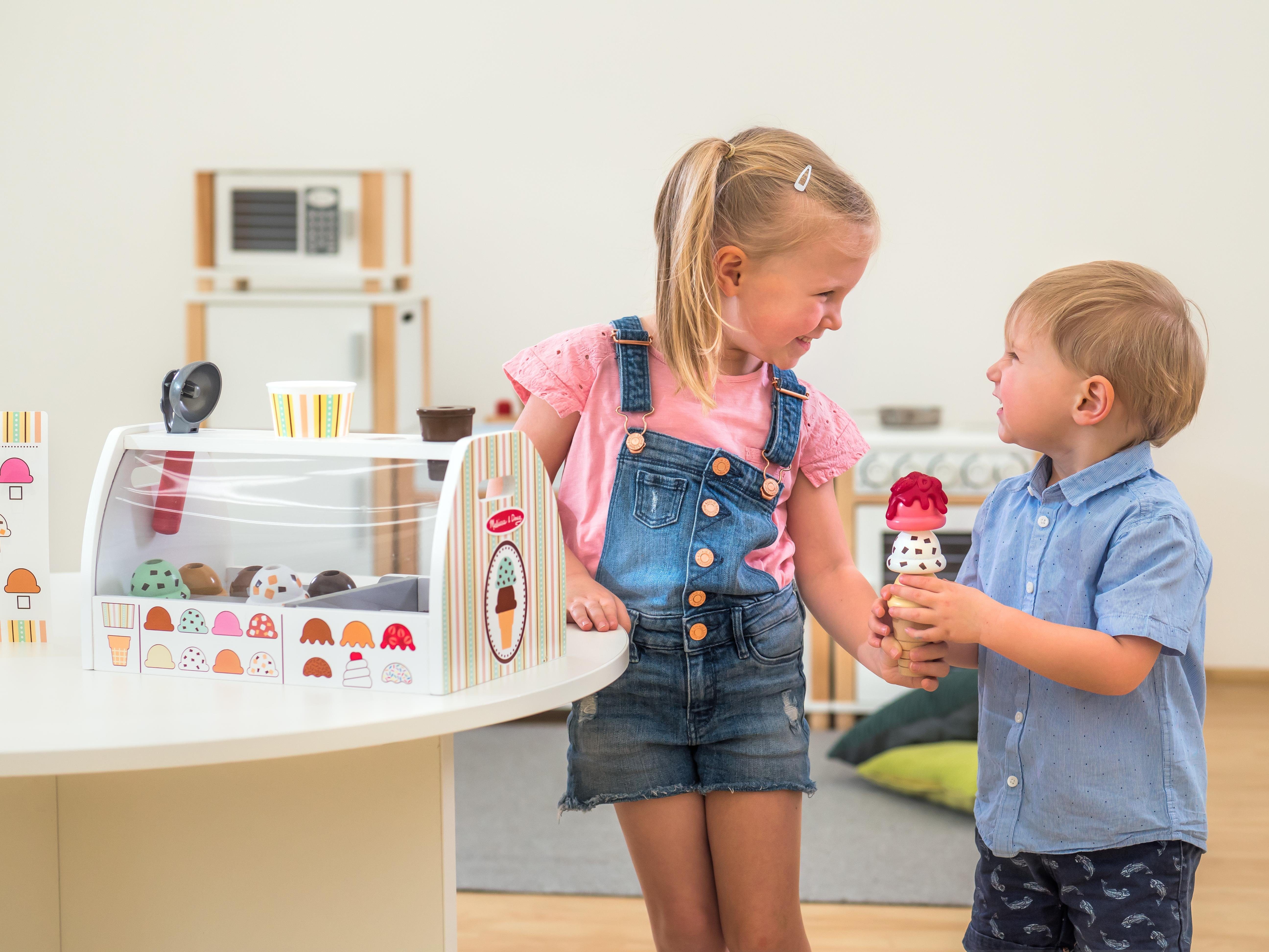 Melissa & Doug Kinder-Haushaltsset Eistheke aus Holz Rollenspiel Holzspielzeug für Kinder, (28-tlg)