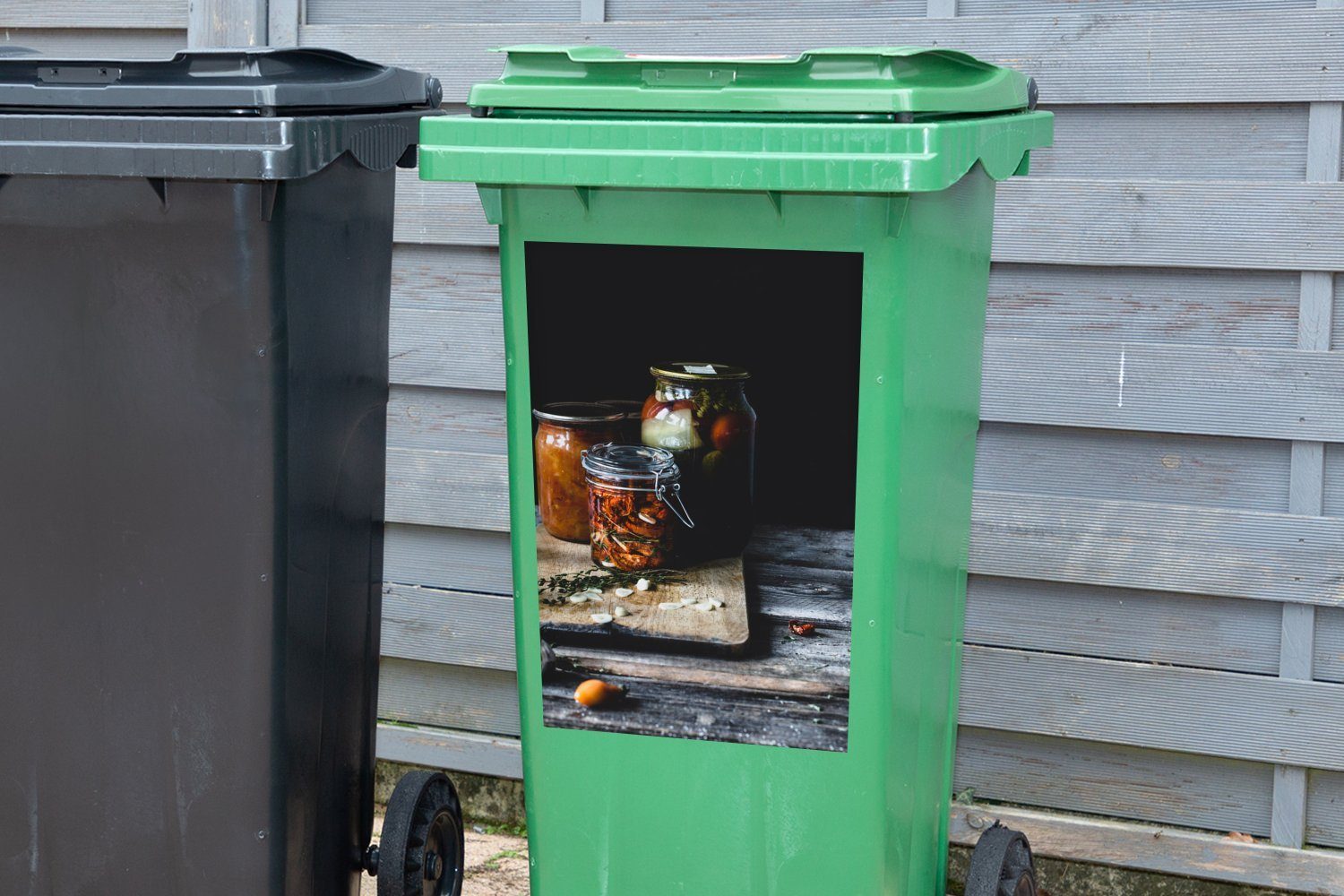 Wandsticker Holztisch einem Sticker, einem Mülltonne, auf Abfalbehälter Weckglas Gemüse Container, in (1 MuchoWow Mülleimer-aufkleber, St),