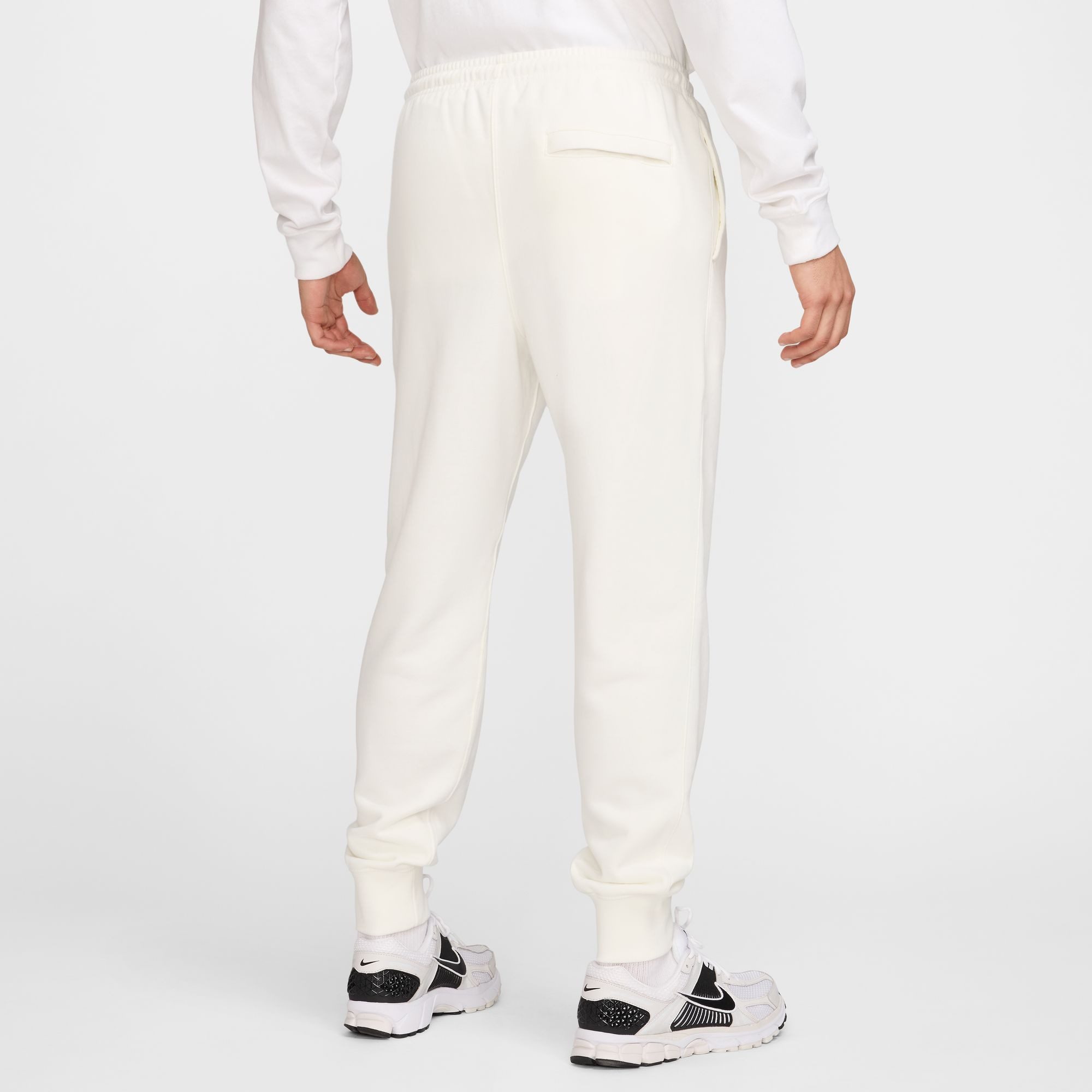 Nike Sportswear Sporthose M NK CLUB FT JOGGER mit Eingrifftaschen und Gesäßtasche mit Druckknopf