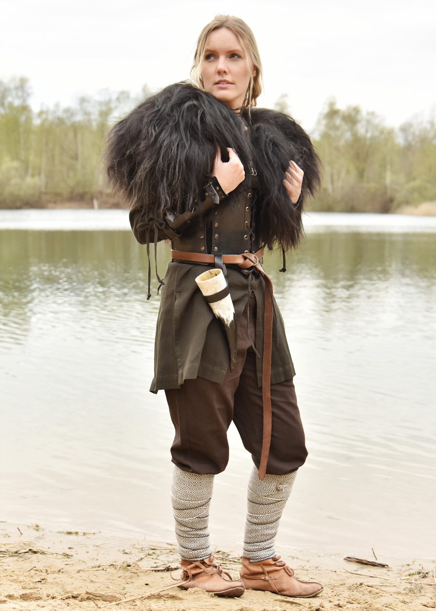 Battle Merchant Wikinger-Kostüm Schulterfell aus Nordlandschnucken-Fell, schwarz S/M