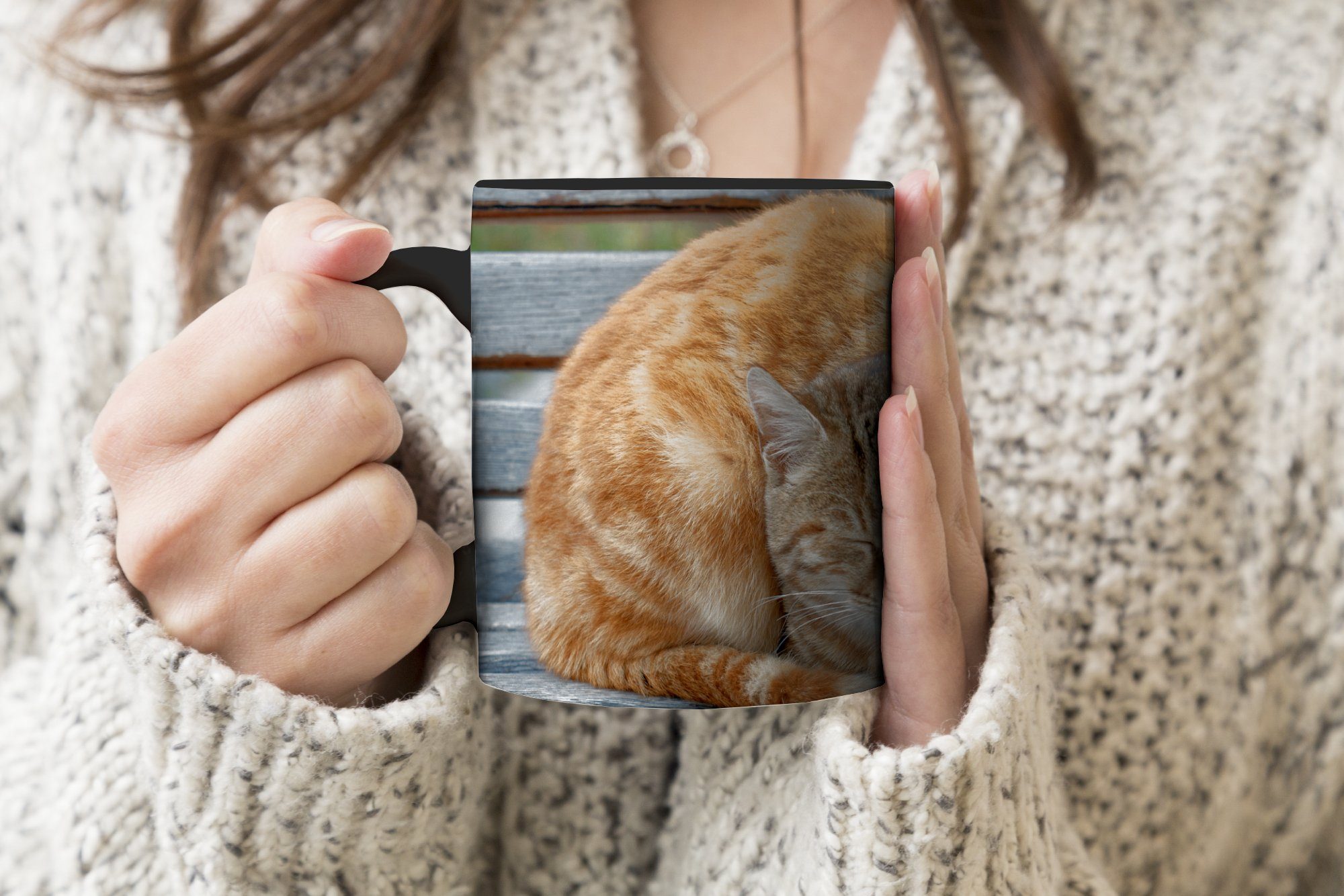 MuchoWow Tasse Katzen - Bank Farbwechsel, Zaubertasse, - Kaffeetassen, Teetasse, Keramik, Holz, Geschenk