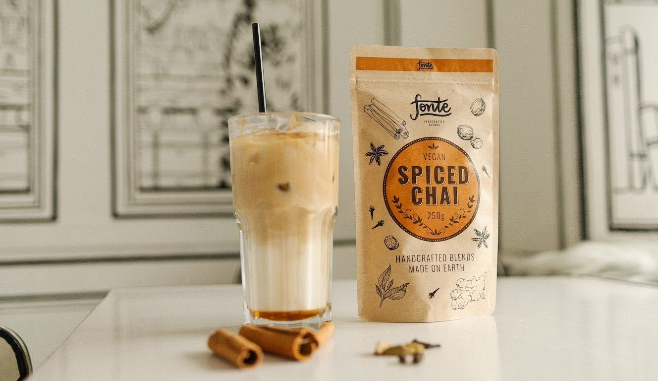 LK Trend & Style Tee Fonte Handcrafted Vegan Spiced Chai Tee Mischung, 1 x 250 g, (250g sind ca 12 Portionen, Ingwer und Zimt), Traditionelle Gewürzmischung mit Schwarztee