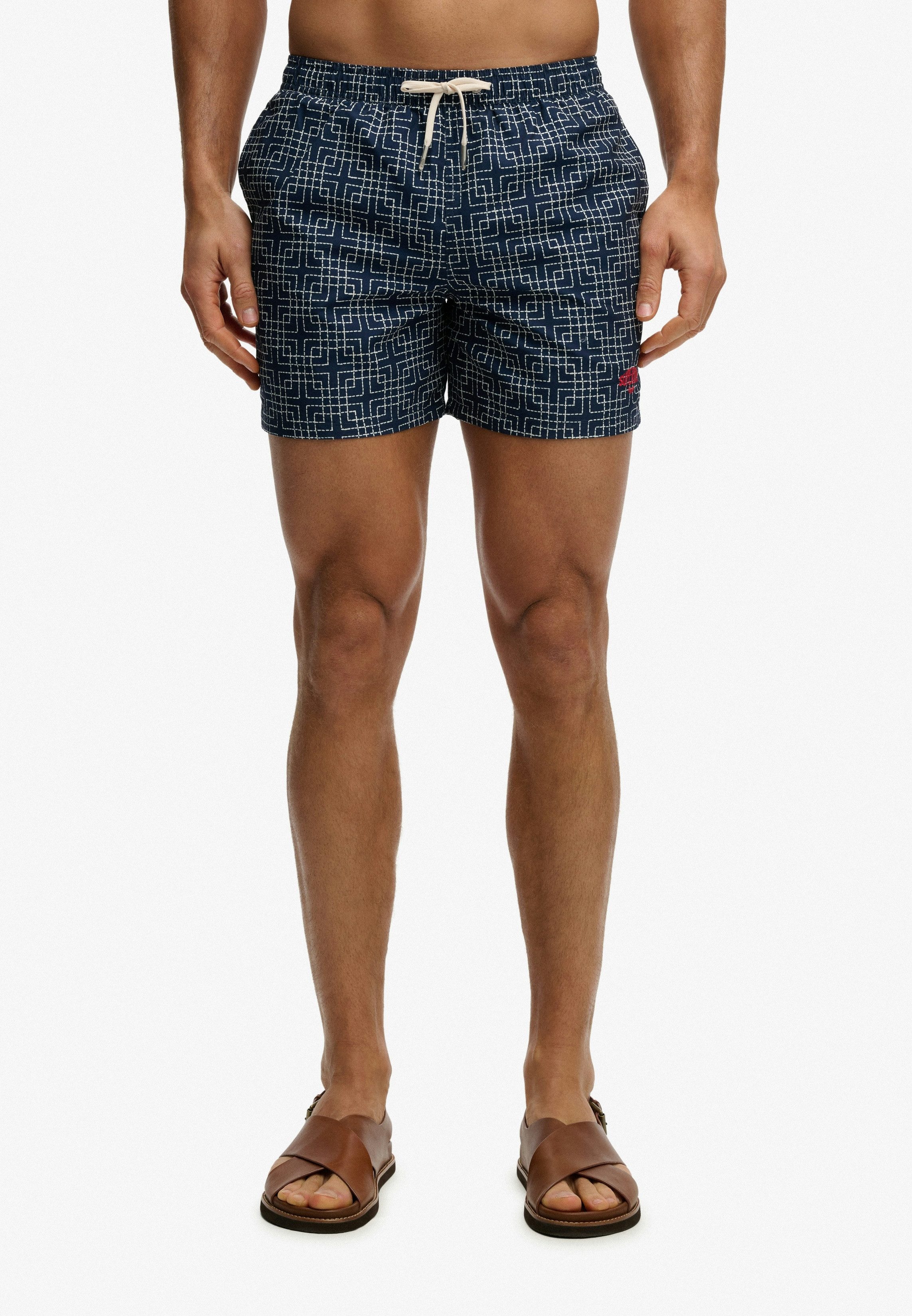 Superdry Badeshorts PREMIUM PRINTED 15 SWIM SHORT aus Polyester, modische Passform, gemusterte Optik, pflegeleicht
