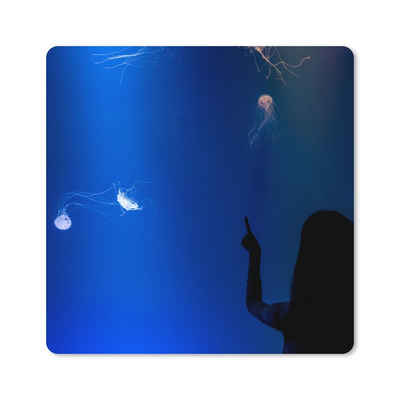 MuchoWow Gaming Mauspad Ein Mädchen betrachtet eine blaue Qualle (1-St), Gaming, Rutschfester Unterseite, Mausunterlage, 80x80 cm, XXL, Großes