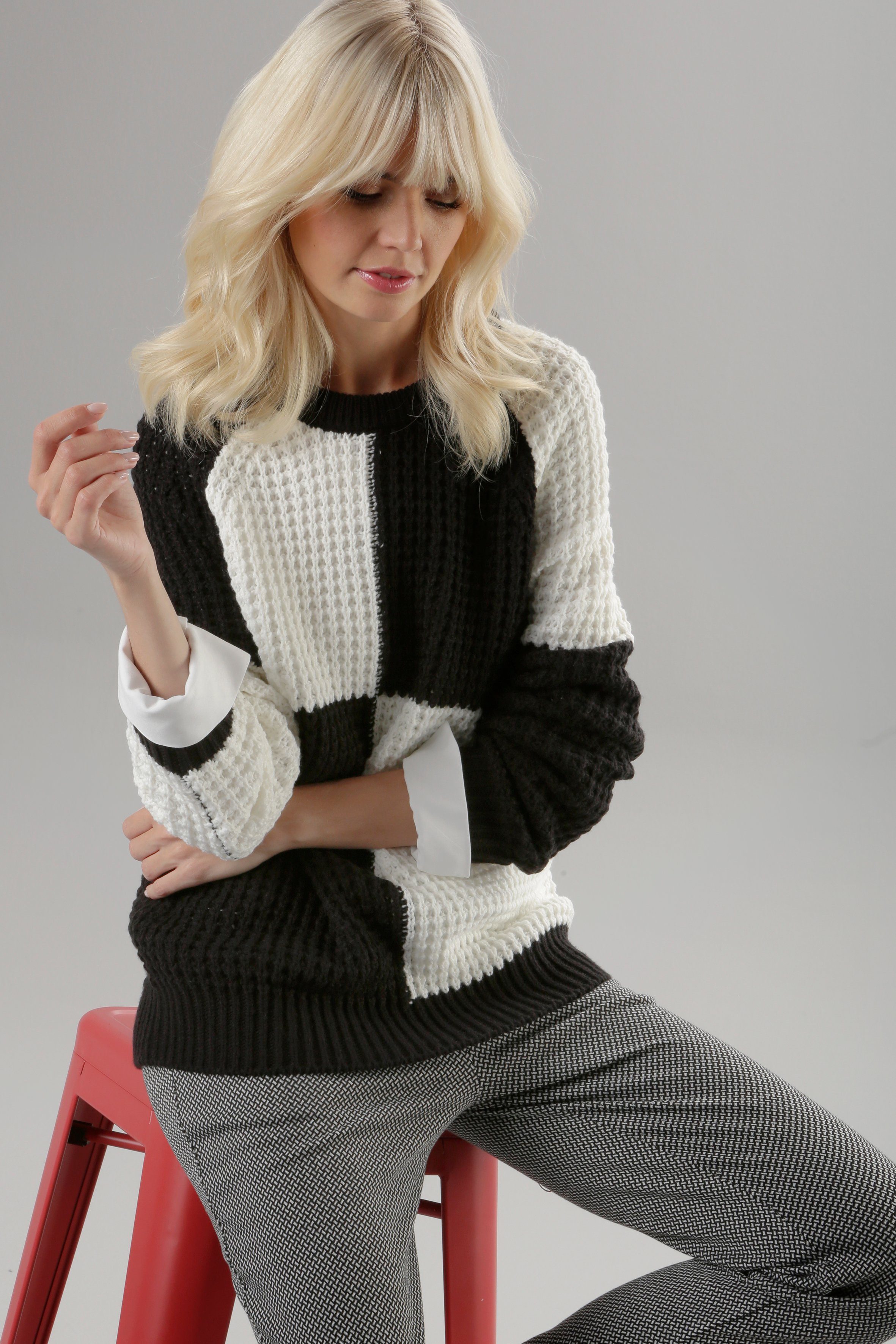 Aniston Strickpullover SELECTED modischem mit schwarz-weiß Flächenteiler