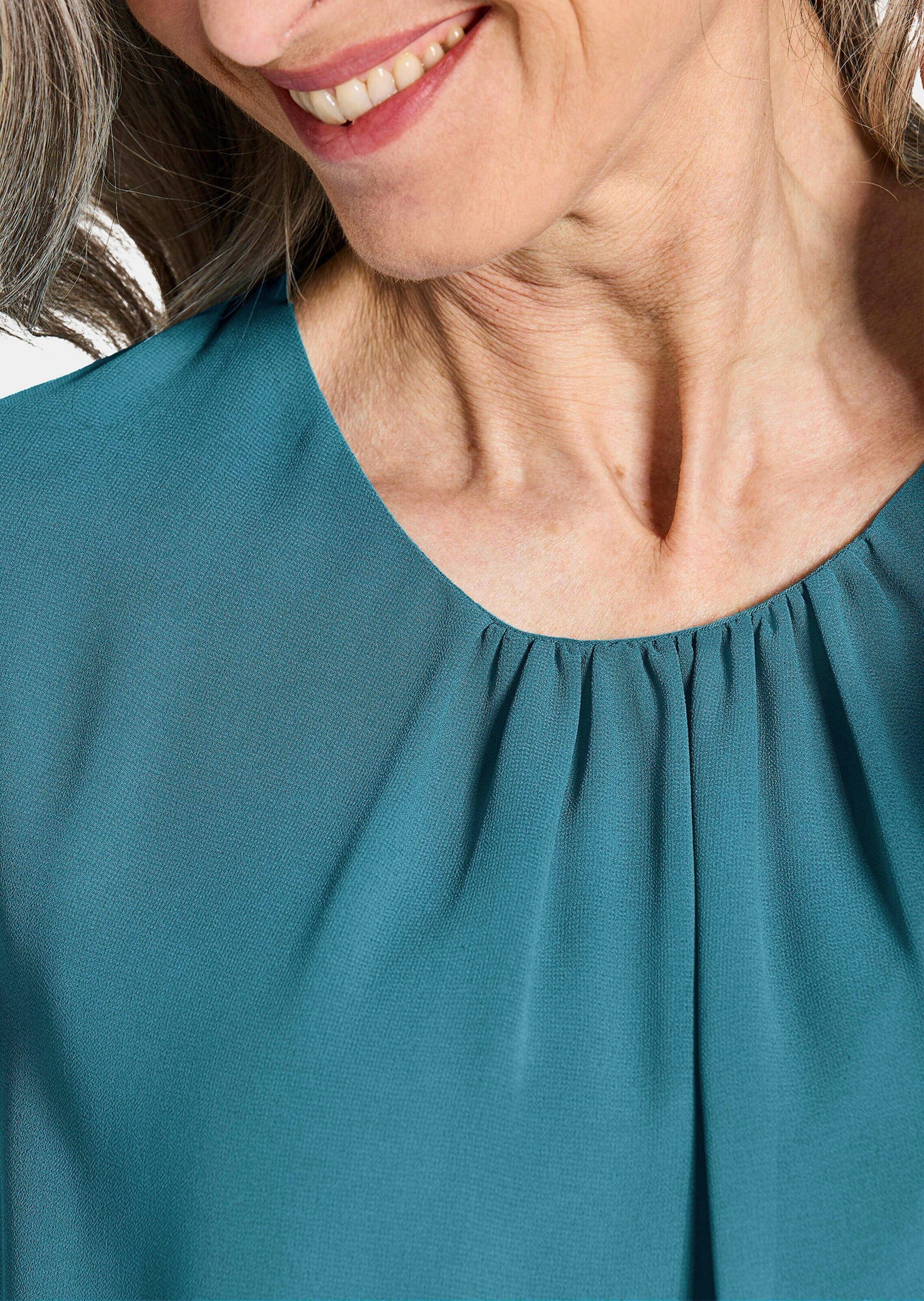 GOLDNER Klassische Bluse Jerseybluse mit Falten-Details Blusenshirt mit Rundhals, Gummibündchen und Langarm – Bild 5 von 5
