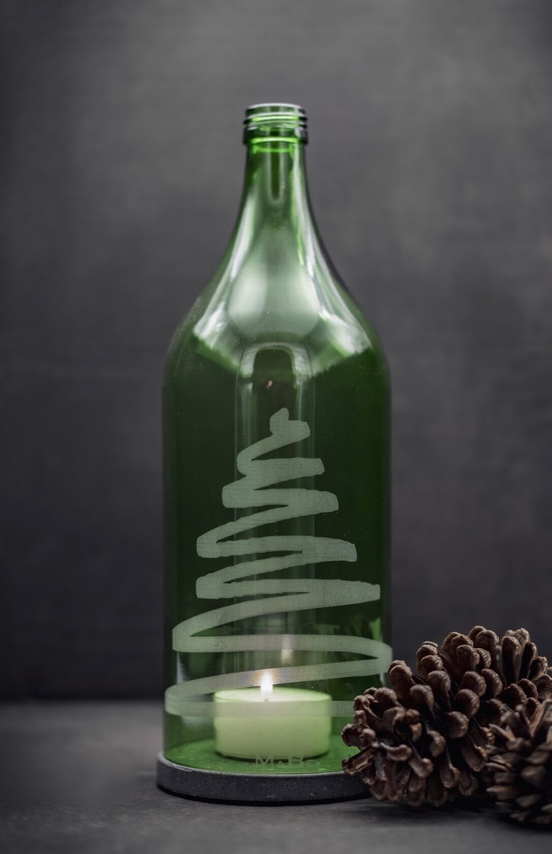 Flasche Tannenbaum Gravur grün MaBe® Tischleuchte Dekoobjekt l 2