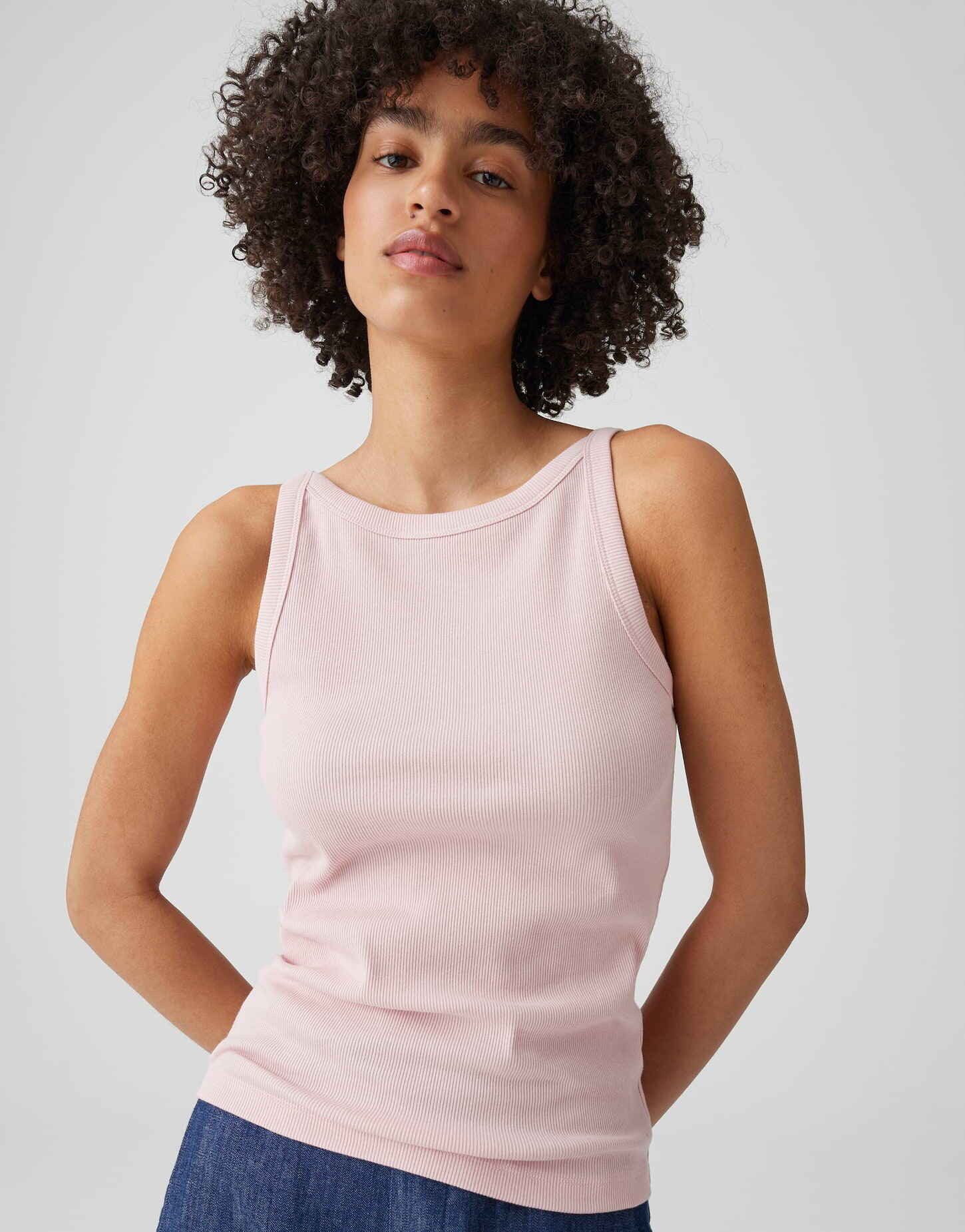 OPUS Kurzarmshirt Izli aus weichem Jersey mit Stretchkomfort Das Trägerdetail unterstreicht den sommerlichen Look