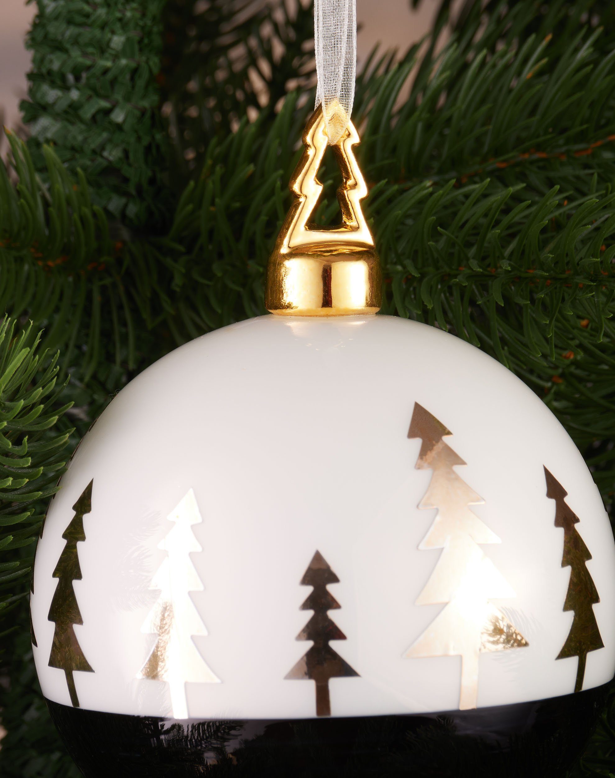 BRUBAKER Weihnachtsbaumkugel Premium Weihnachtskugel Tannenbaum Gold - 10 cm Baumkugel aus Glas (1 St), Weiß Schwarz mit goldener Weihnachtsbaum Figur - Handbemalt