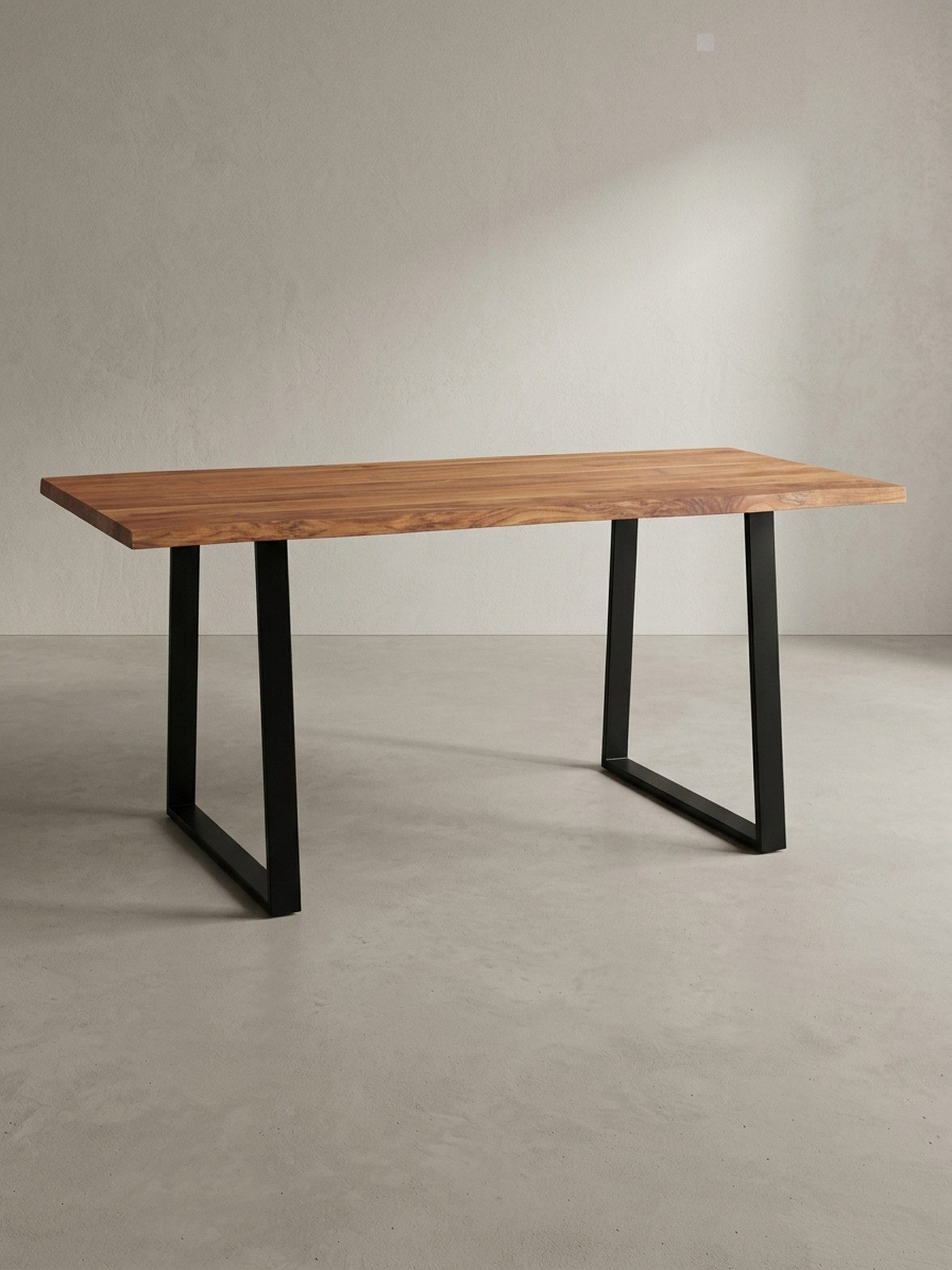 KADIMA DESIGN Schreibtisch Bürotisch Massivholz-Akazie mit Baumkante, Industrial Stil, Goldbraun (Individuelle Maserung, Massive 4cm Tischplatte, Ausgleichsnoppen), Verstellbare Bodengleiter, 4cm Massivholzplatte, Unikat, Metallfüße