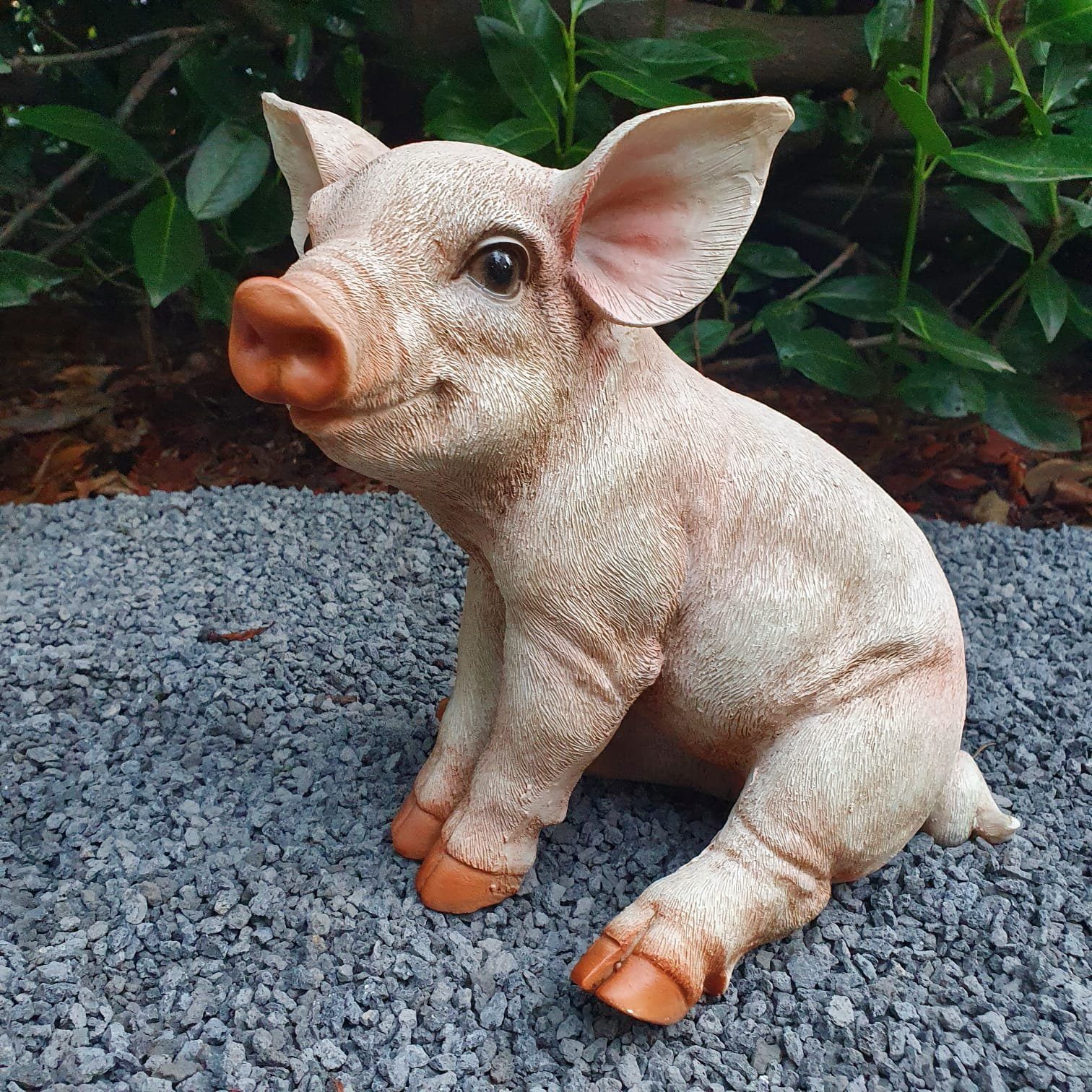 Aspinaworld Gartenfigur Sitzende Schweine Figur 23 cm wetterfest