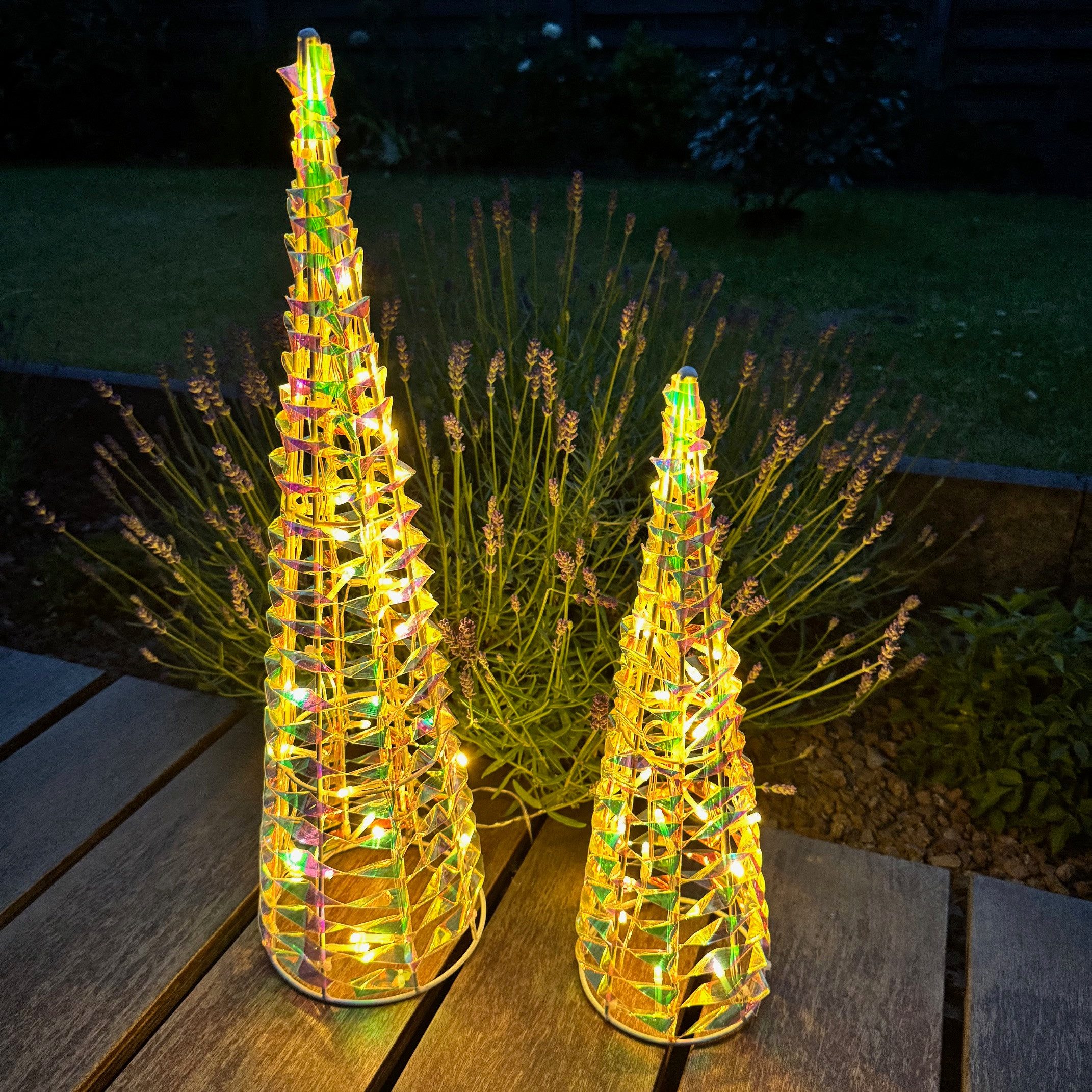 Online-Fuchs Künstlicher Weihnachtsbaum mit LED-Lichterkette und Folieneffekt - Weihnachtsdeko OUTDOOR, Tannenbaum, Leuchtbaum, Lichterbaum mit 6-Stunden Timer