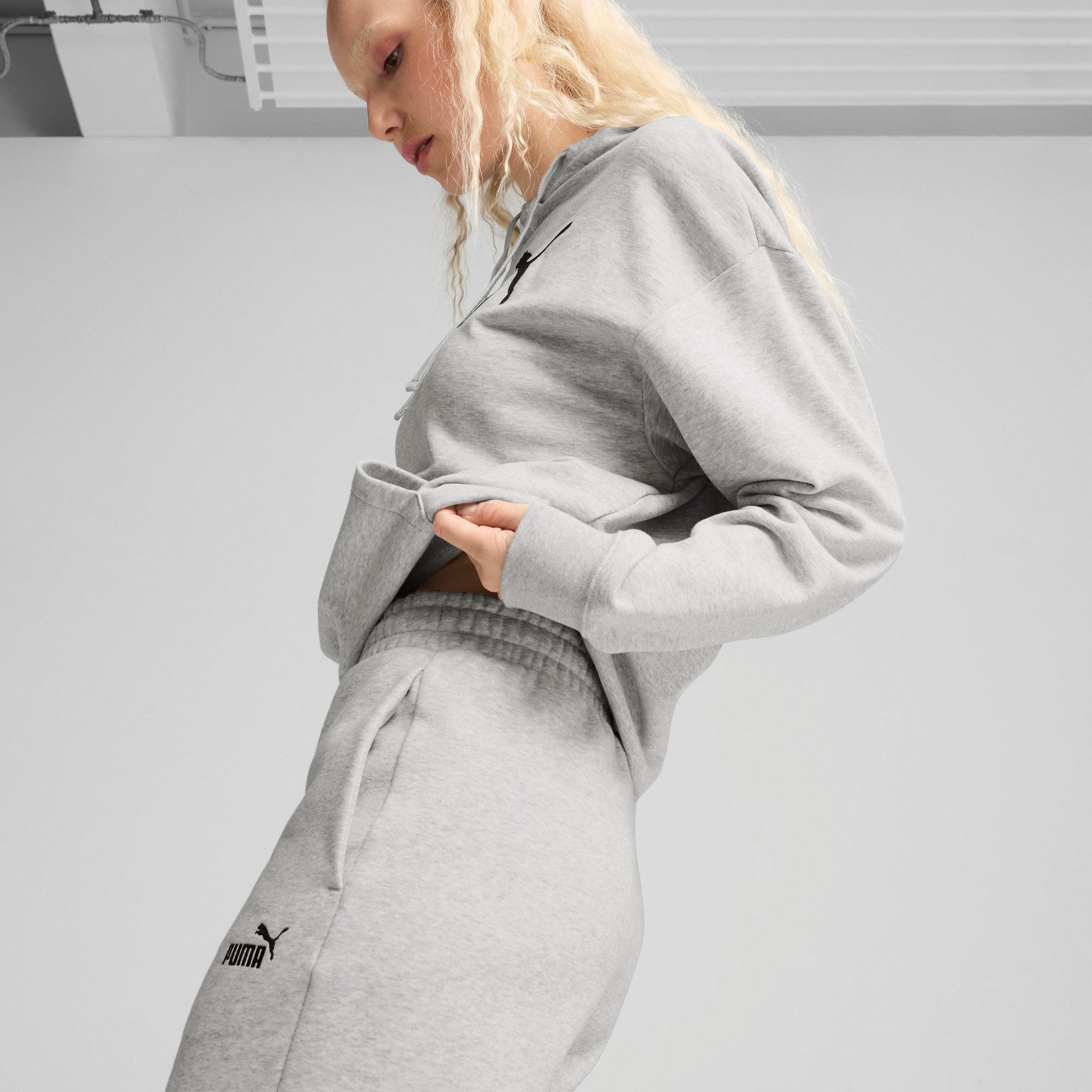 PUMA Trainingshose ESS SMALL NO 1 LOGO STANDARD HIGH-WAIST SWEATPANTS FL CL aus Baumwollmischung, mit seitlichen Eingrifftaschen, mit hohem Bund