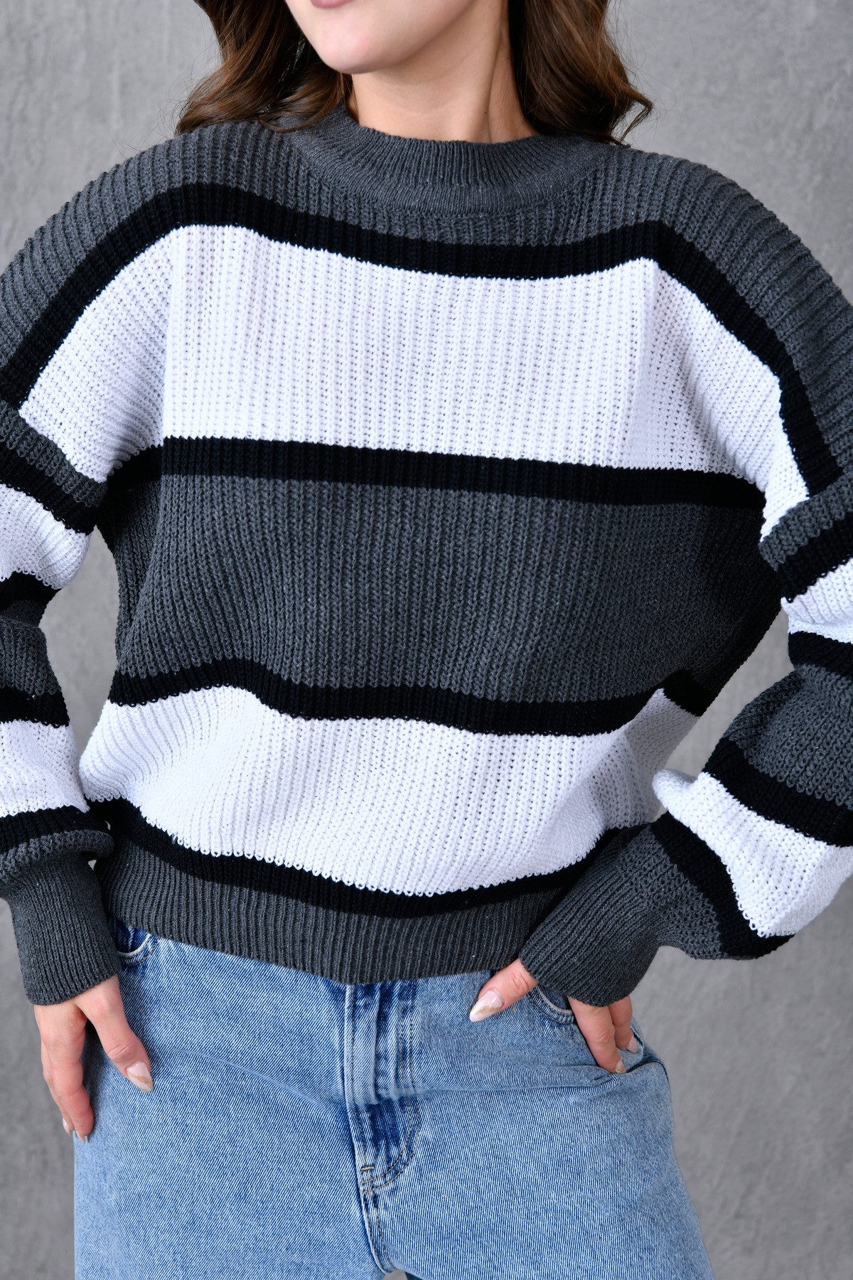 Sweater Weitärmeliger, gestreifter Strickpullover mit Rundhalsausschnitt und l