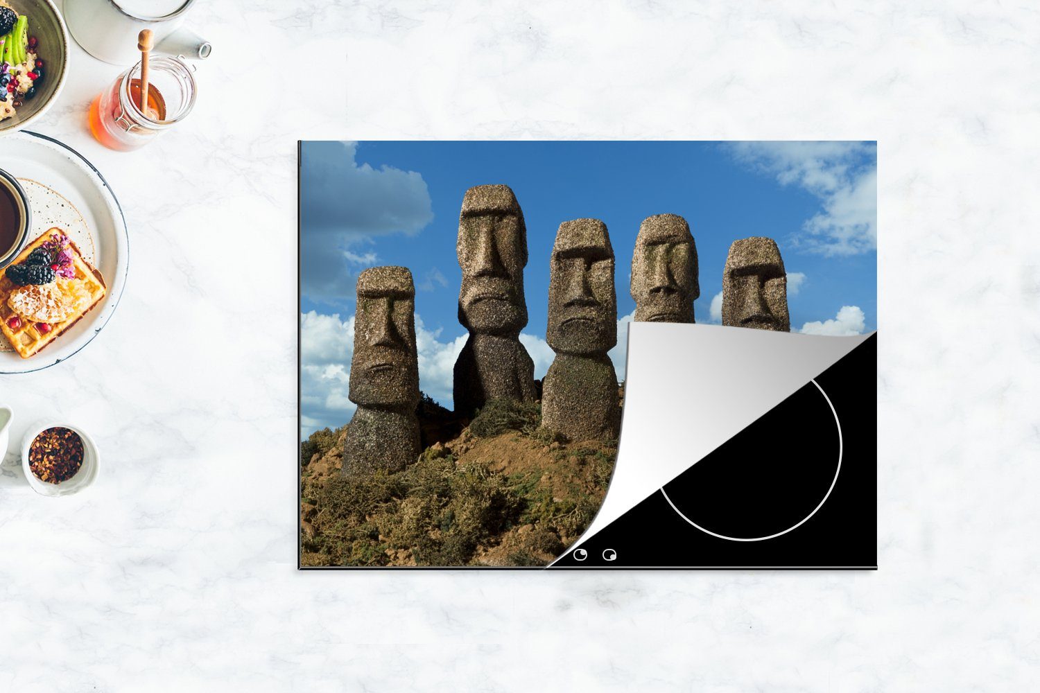 Osterinsel, MuchoWow nutzbar, auf Mobile Arbeitsfläche 70x52 Moai-Statuen Ceranfeldabdeckung Vinyl, Reihe in cm, der stehen Vier Herdblende-/Abdeckplatte (1 einer tlg),