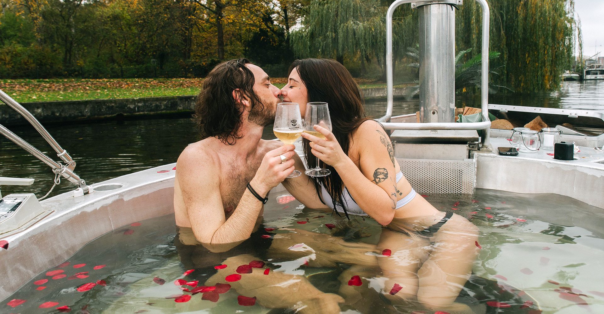 mydays Erlebnisgutschein Hot Tub für 2 Berlin (Romantik Spezial), Zauberhafte Wasserromantik in Berlin erleben