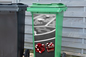MuchoWow Wandsticker Ein Schwarz-Weiß-Foto von einem Pokertisch mit roten Würfeln (1 St), Mülleimer-aufkleber, Mülltonne, Sticker, Container, Abfalbehälter