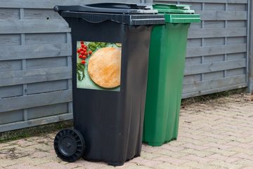 MuchoWow Wandsticker Ein rundes Schneidebrett mit allerlei Gemüse drum herum (1 St), Mülleimer-aufkleber, Mülltonne, Sticker, Container, Abfalbehälter