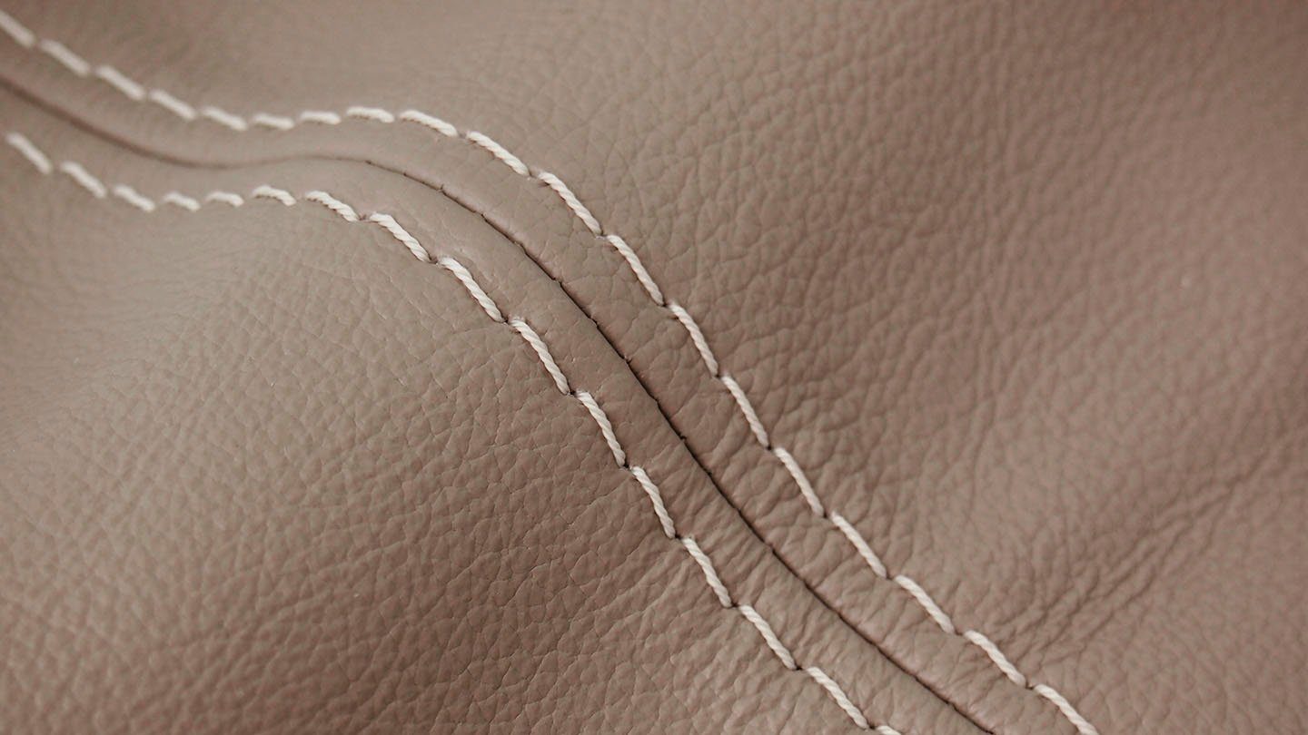 W.SCHILLIG 2-Sitzer taboo Designsofa mit hohem Sitzkomfort, mit Übertiefe, inklusive Armlehnenverstellung, mit Kontrastnaht