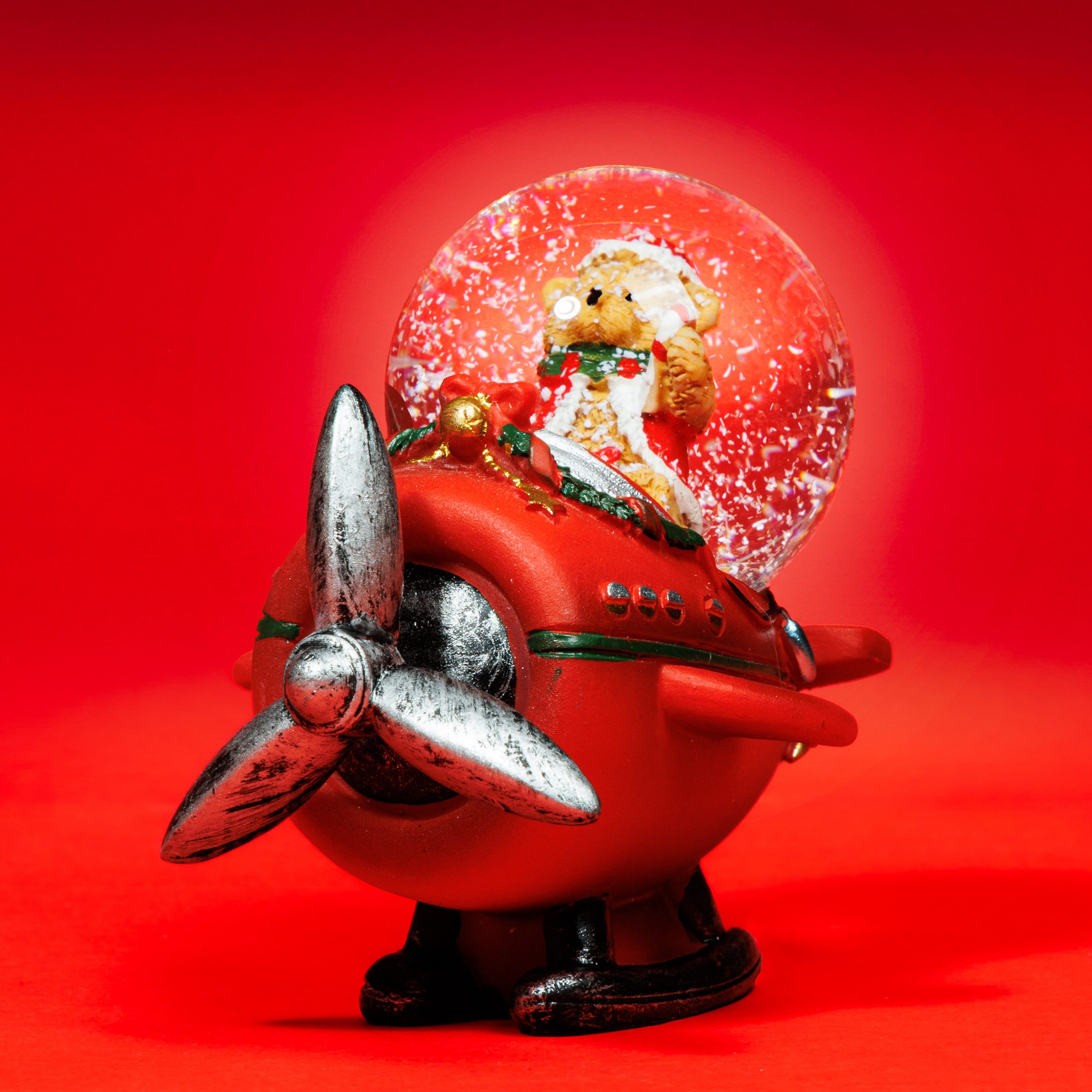 SIKORA Schneekugel SK42 Kleine Glas Schneekugel Weihnachtsbär im Flugzeug D:45mm, Besondere Winterdeko – das perfekte Geschenk für Familie & Freunde