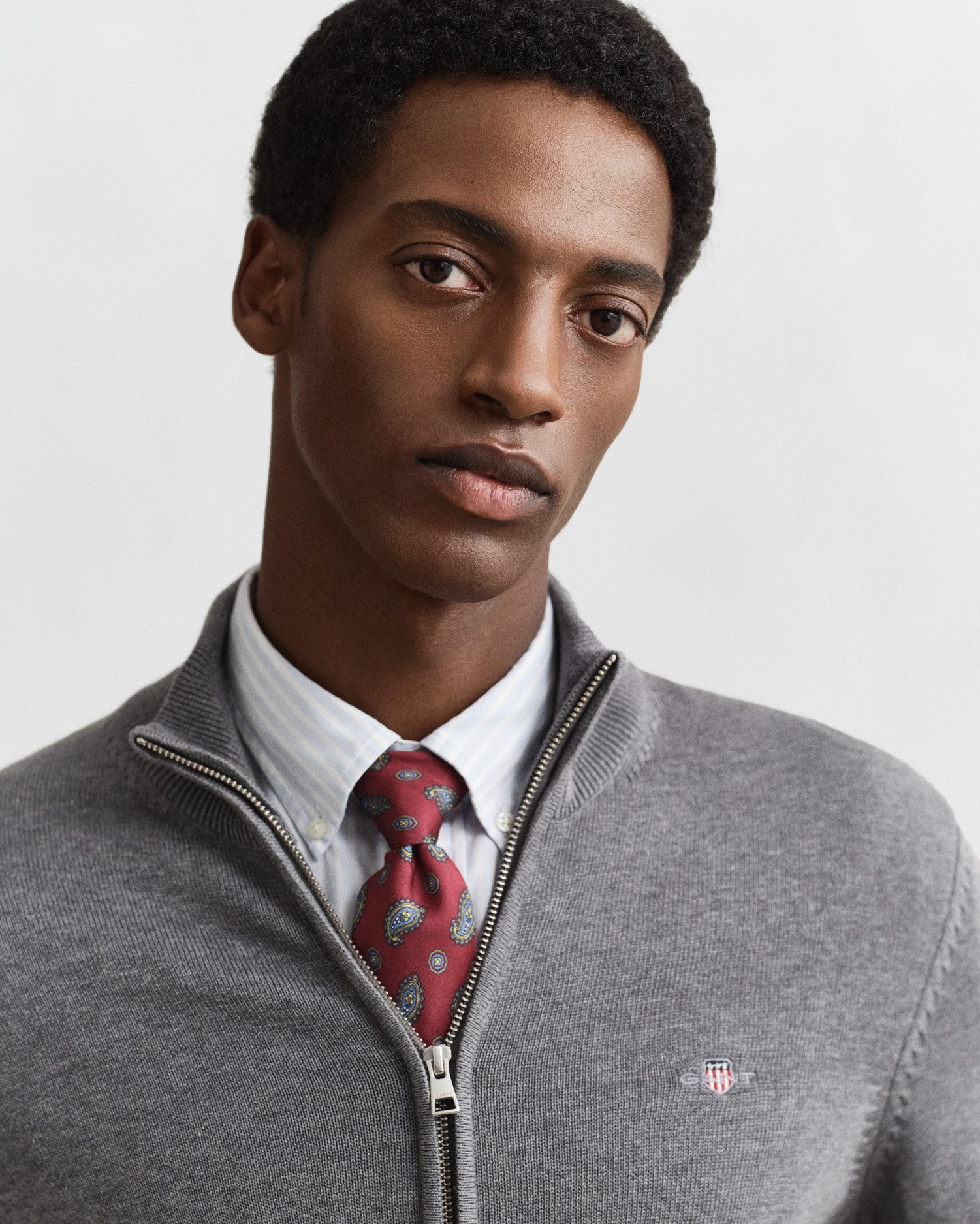 Gant Cardigan CASUAL COTTON ZIP CARDIGAN Mit Rippbündchen an Stehkragen, Ärmeln und Saum