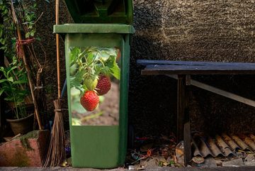 MuchoWow Wandsticker Erdbeeren - Obst - Pflanze (1 St), Mülleimer-aufkleber, Mülltonne, Sticker, Container, Abfalbehälter