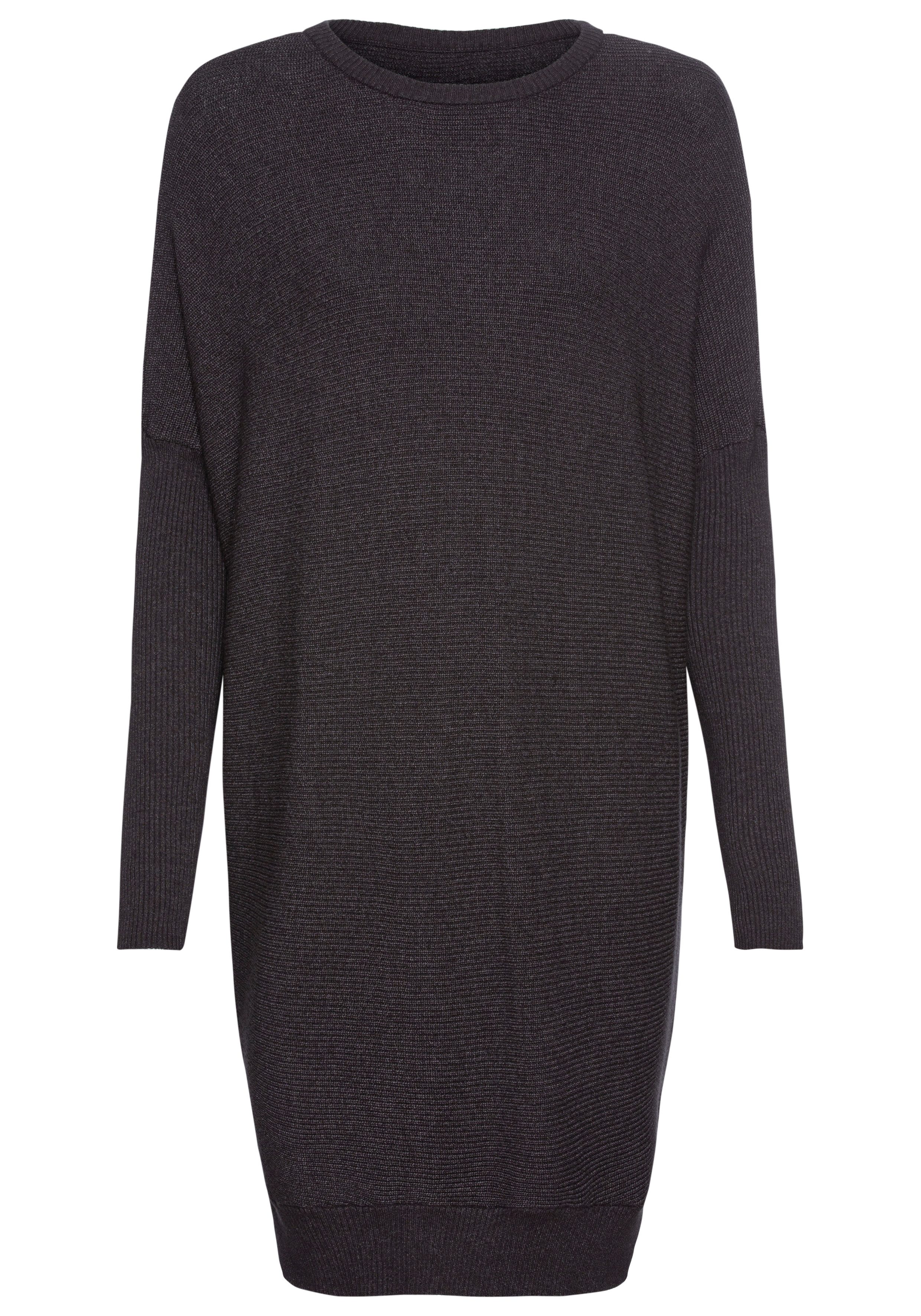 Laura Scott in oversized Form mit Rippstruktur