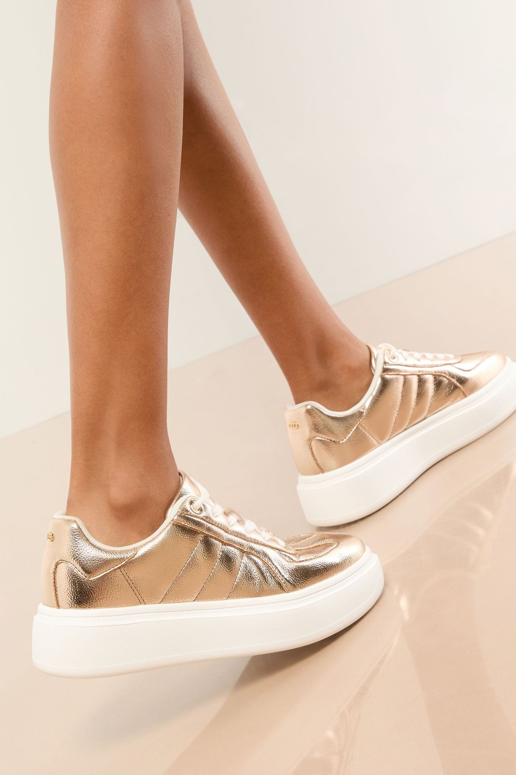 LIPSY Lipsy derbe Plateau-Schnürsneaker aus Kunstleder Sneaker (1-tlg) günstig online kaufen