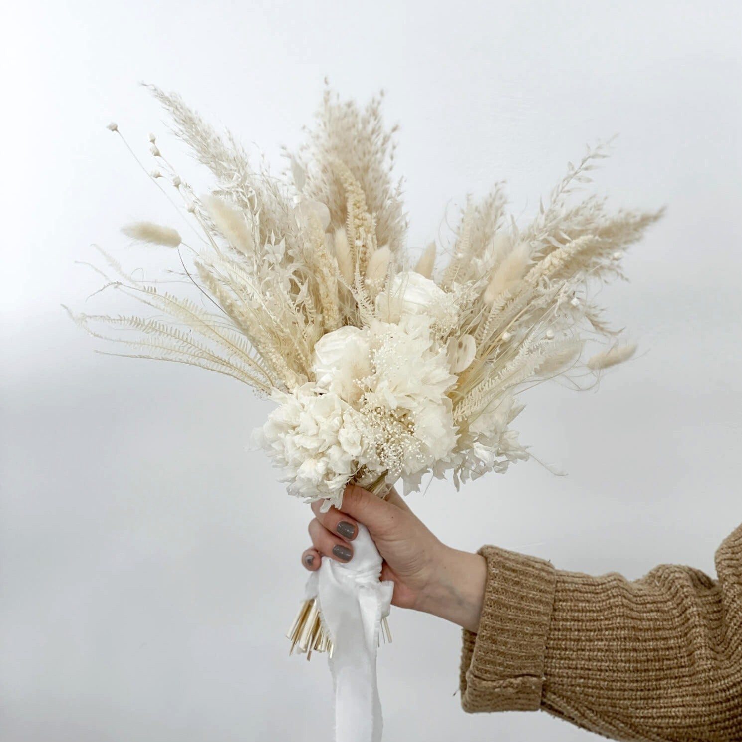 Trockenblume Für die Ewigkeit: Ein Brautstrauß, zeitlose Schönheit in Naturtönen Lagurus, Schleierkraut, Hortensie, Farn, Lunaria, Ruskus, Amaranthus, Stabilisierte Rosen in verschiedenen Farben, Pampasgras, Jazilda, Eukalyptus, LYKKE & You
