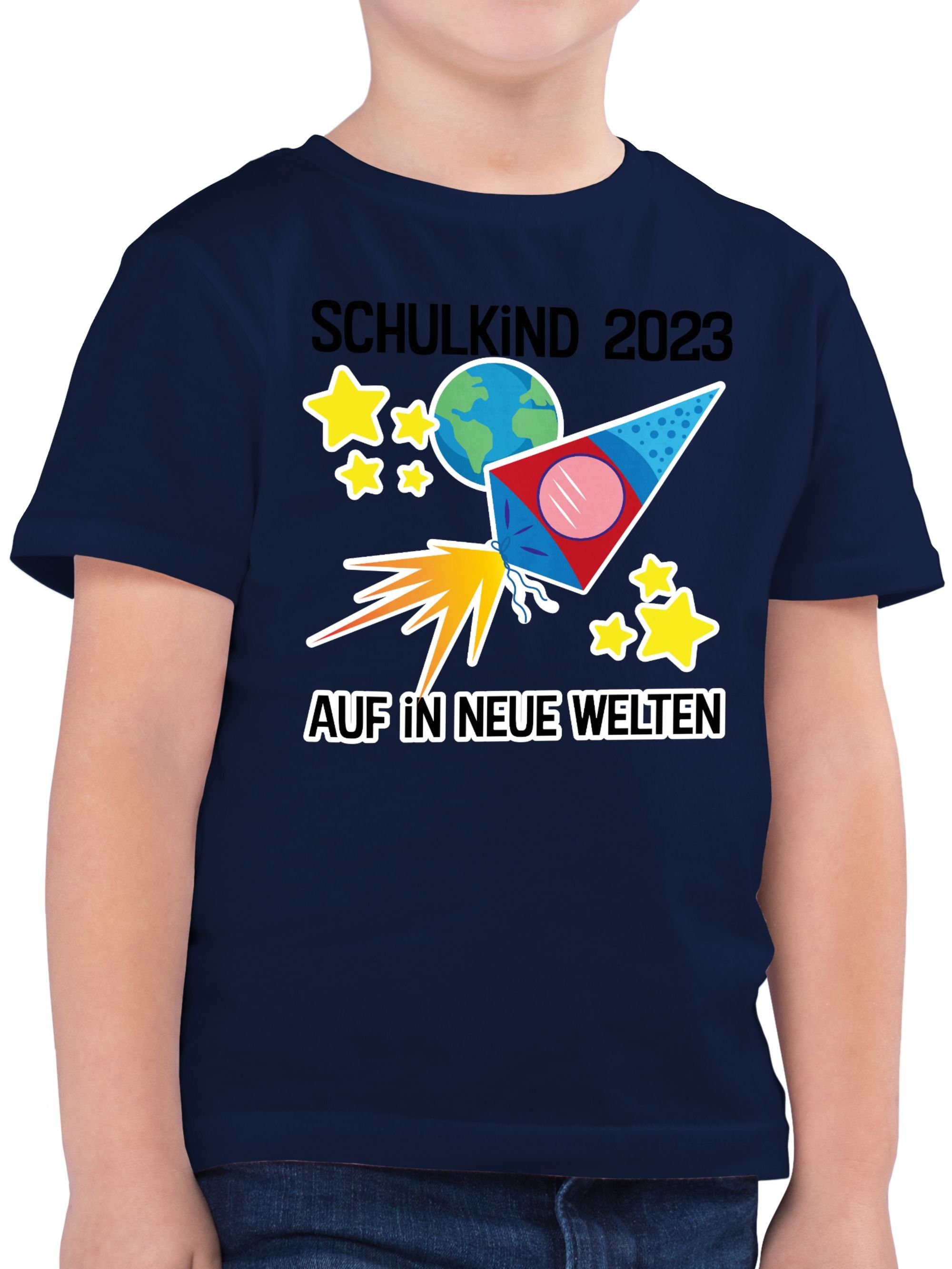 Shirtracer T-Shirt Schulkind 2023 Auf in neue Welten Einschulung Junge Schulanfang Geschenke 03 Dunkelblau | T-Shirts