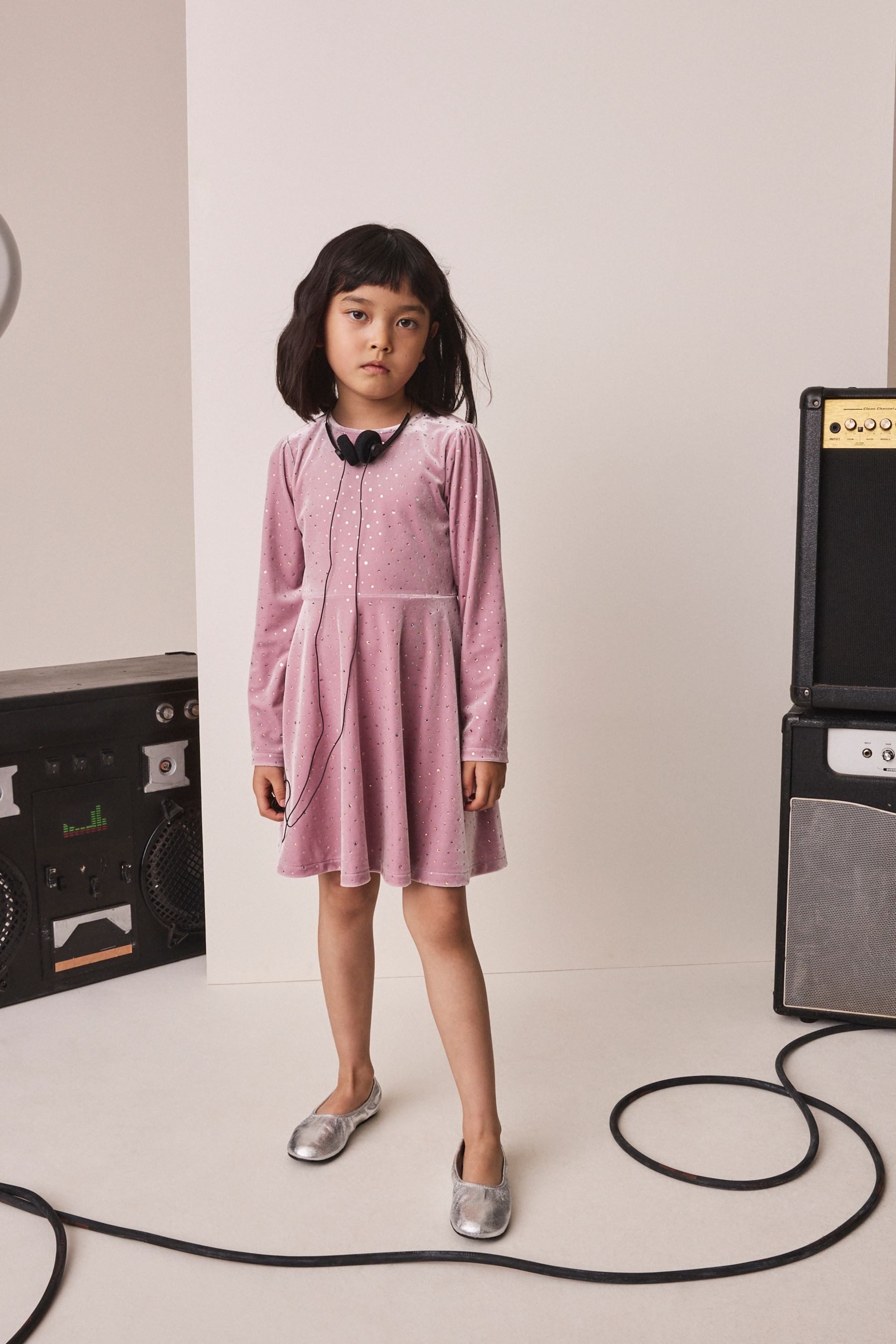 Next Samtkleid Funkelndes Kleid aus Samt mit langen Ärmeln (1-tlg)