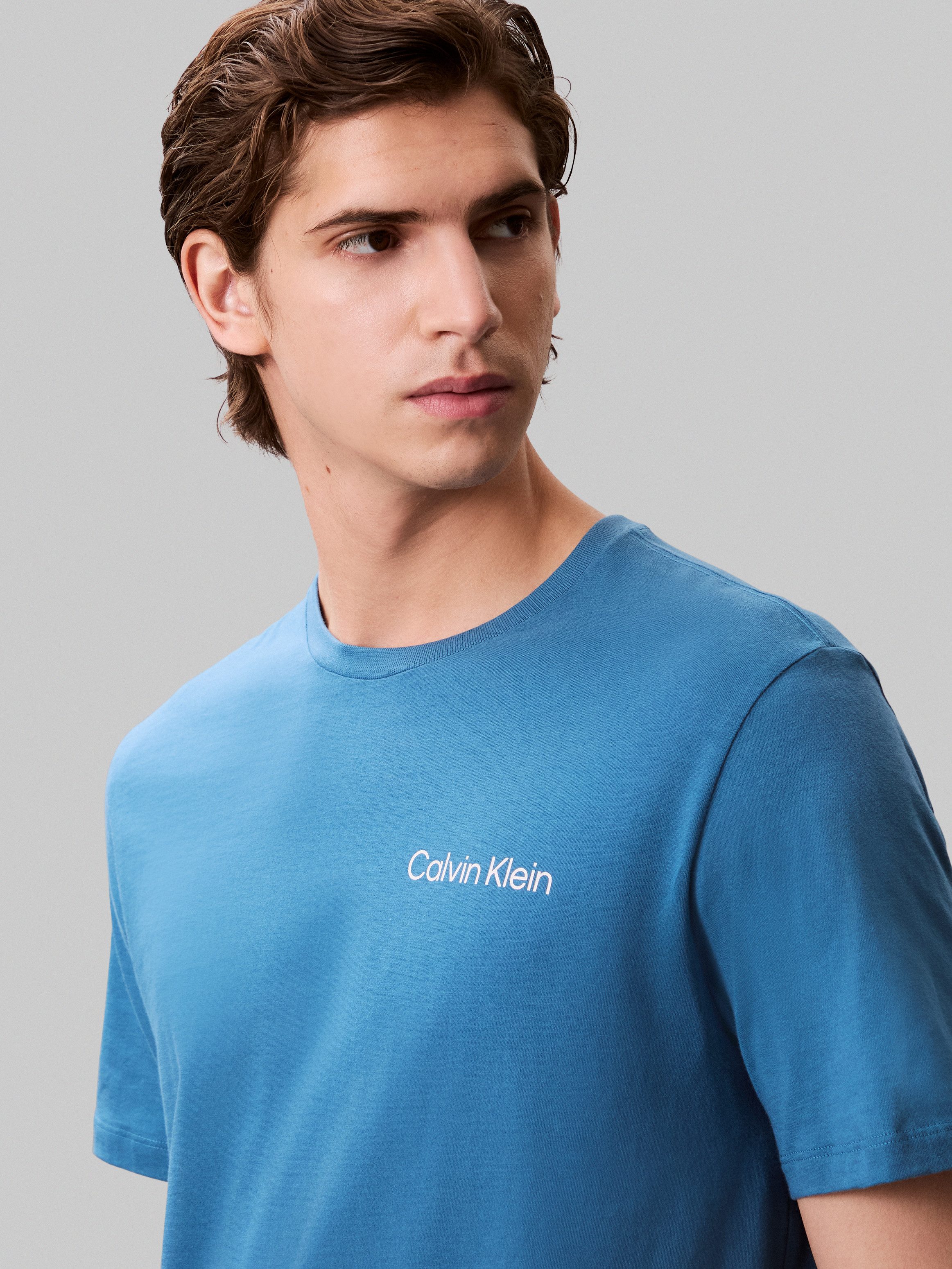 Calvin Klein Jeans T-Shirt SS 30s E WRD STRTCH mit großem Logodruck auf dem Rücken – Bild 4 von 5