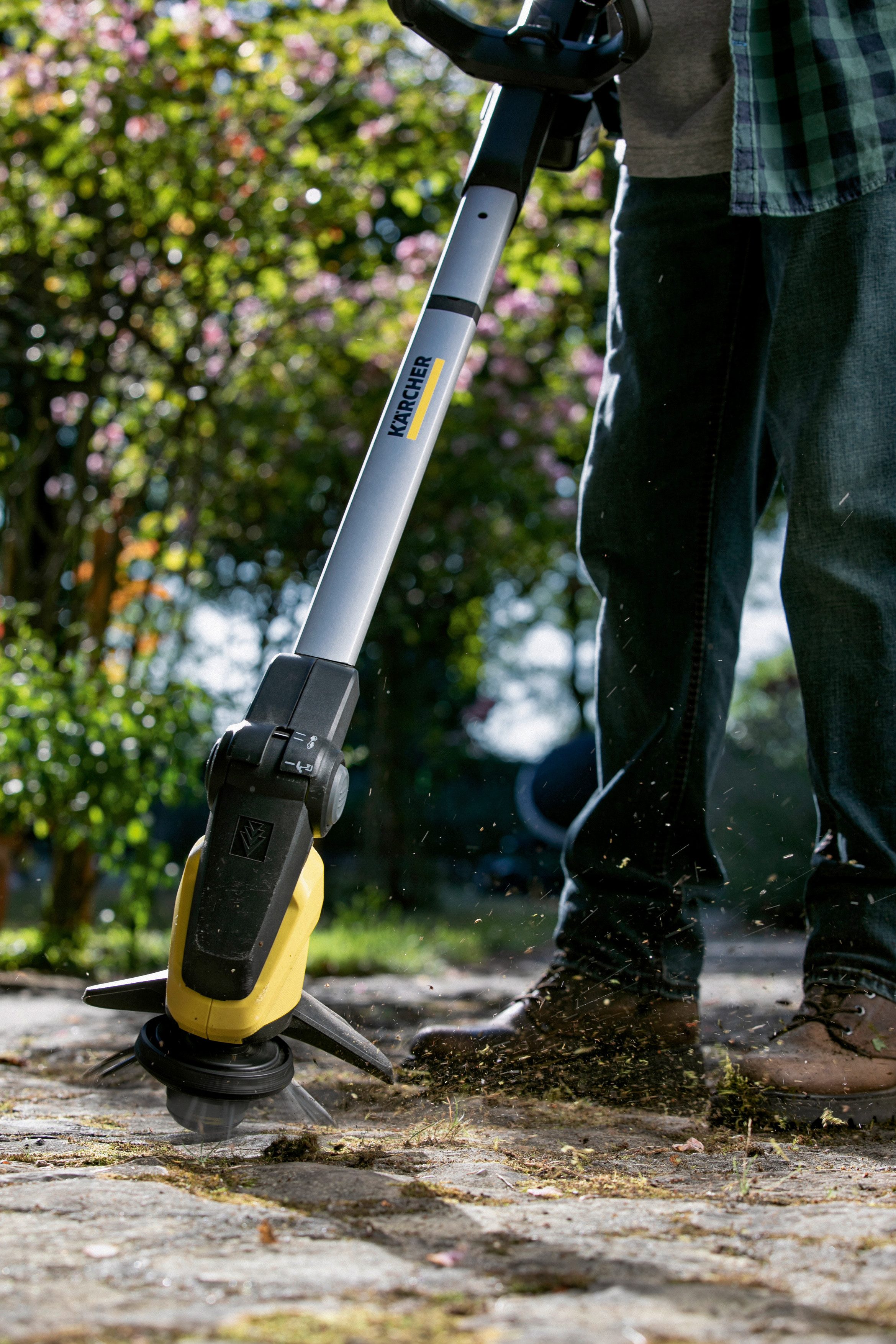 KÄRCHER Akku-Oberflächenbürste Unkrautentferner WRE 18-55 BATTERY SET, inkl. Akku 18 V und Ladegerät