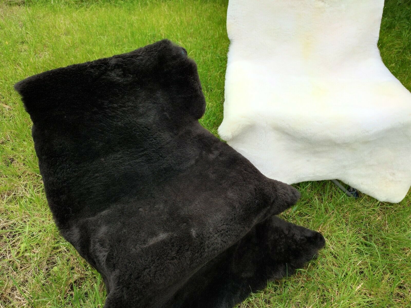 Provellus Fellteppich Echte Deutsche Merino Schaffelle Natur Weiß & Schwarz/Dunkelbraun, 100-110 cm x 50-60 cm