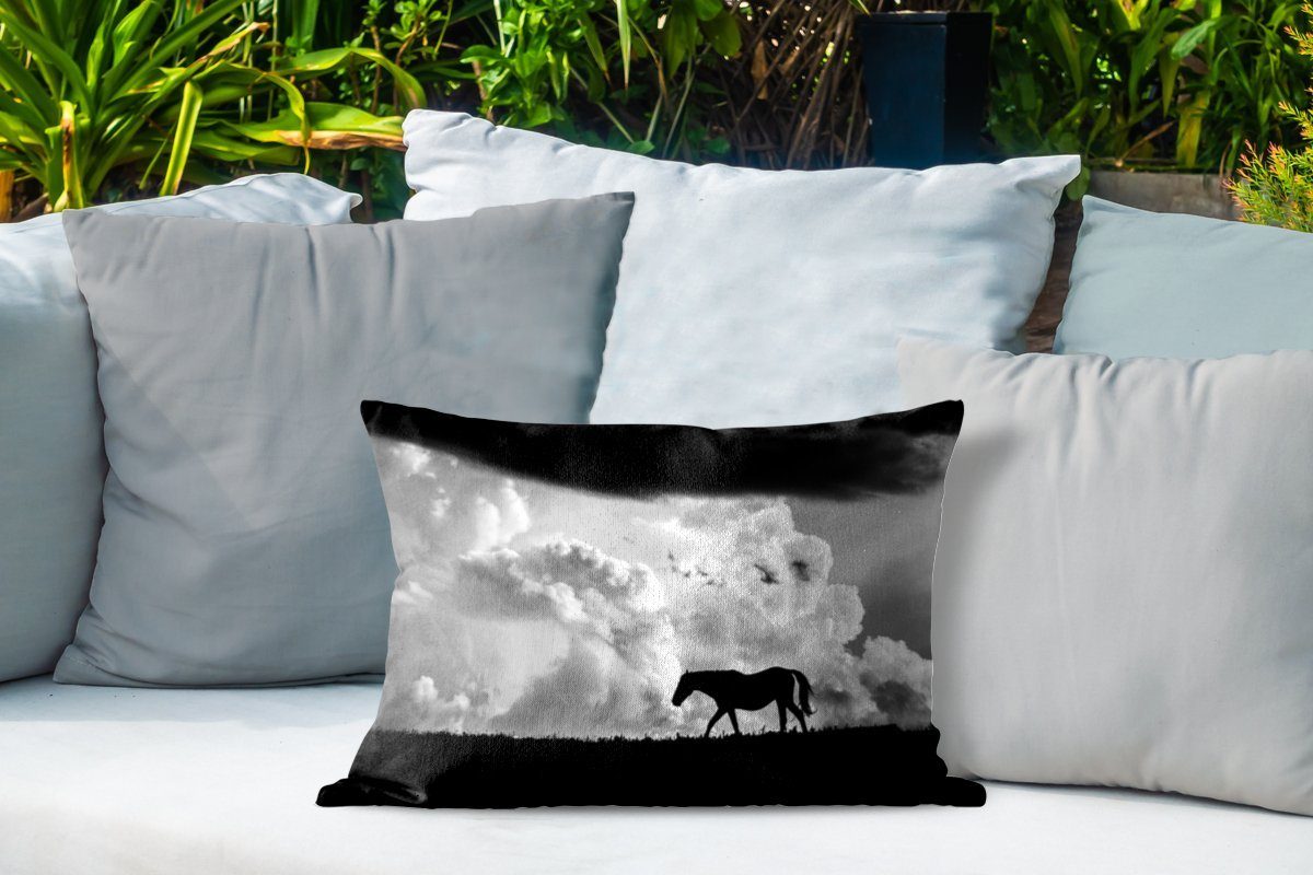 MuchoWow Dekokissen Silhouette eines Wildpferdes Outdoor-Dekorationskissen, Kissenhülle Polyester, stürmische Dekokissenbezug, gegen Wolken